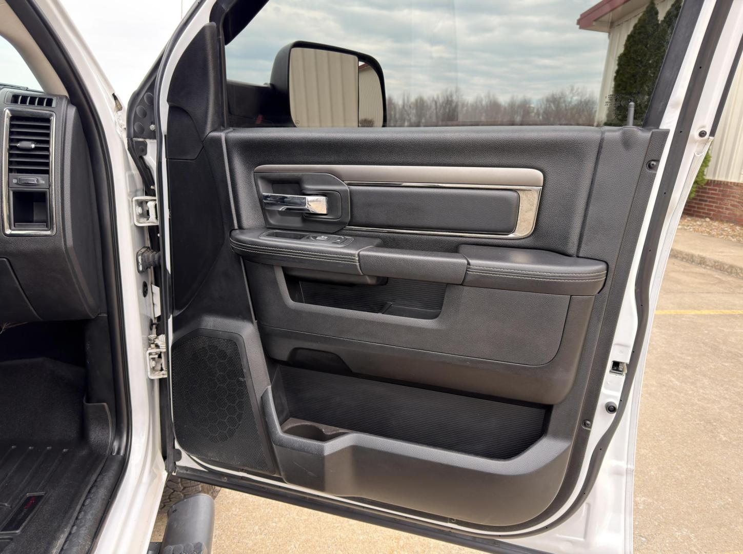 2017 WHITE /Black RAM 1500 Sport Crew Cab LWB 4WD (1C6RR7UT2HS) with an 5.7L V8 HEMI engine, Automatic transmission, located at 2990 Old Orchard Rd., Jackson, MO, 63755, 37.354214, -89.612106 - 2017 Ram 1500 Sport 142xxx miles 4x4 5.7L V8 HEMI Automatic Leather Navigation Power/Heated/Cooled Seats Heated Steering Wheel Backup Camera Sunroof Bluetooth Remote Start Cruise Power Windows/Locks/Mirrors We have financing available and we accept trades! Fill out a credit applicatio - Photo#18