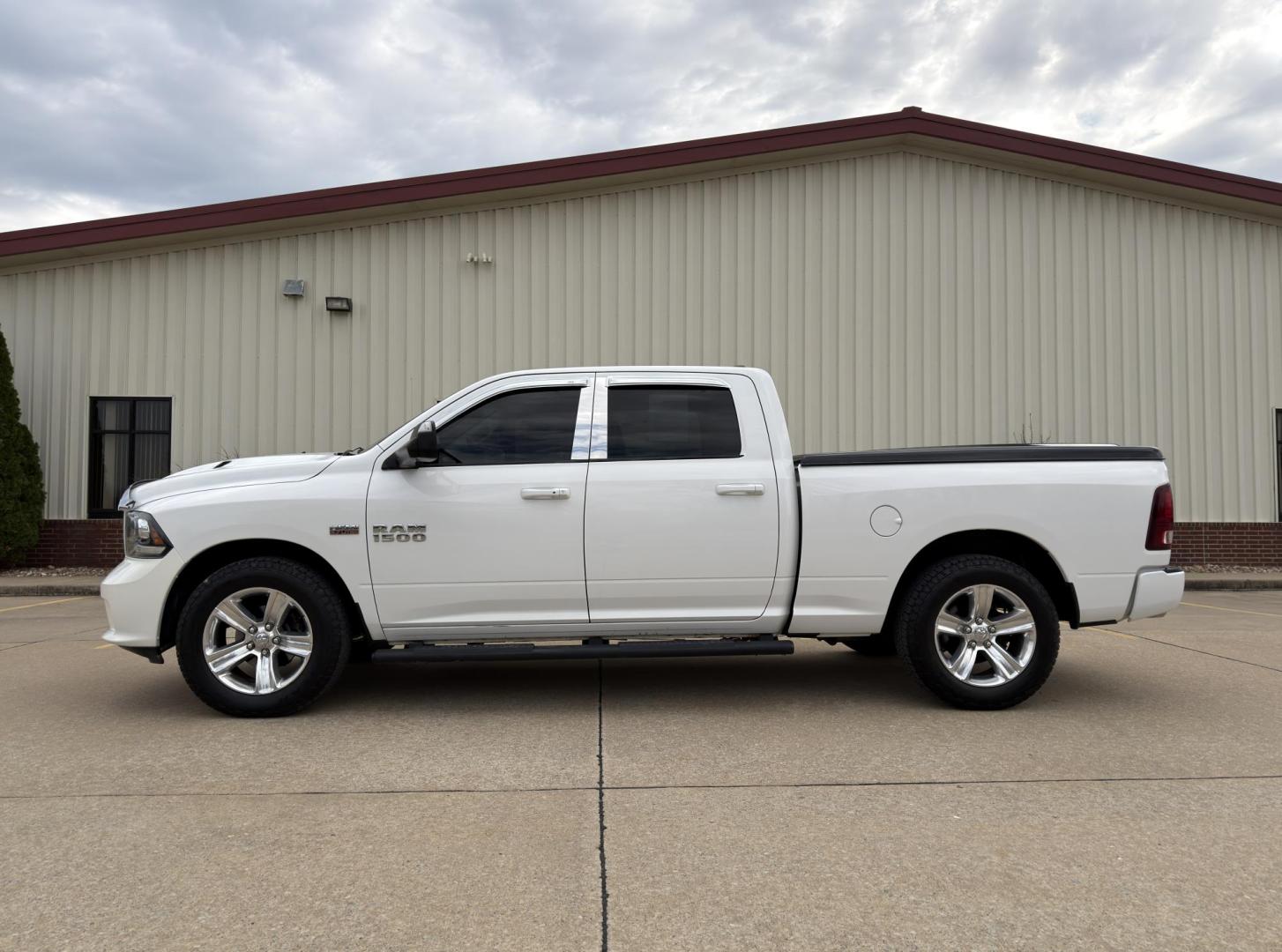 2017 WHITE /Black RAM 1500 Sport Crew Cab LWB 4WD (1C6RR7UT2HS) with an 5.7L V8 HEMI engine, Automatic transmission, located at 2990 Old Orchard Rd., Jackson, MO, 63755, 37.354214, -89.612106 - 2017 Ram 1500 Sport 142xxx miles 4x4 5.7L V8 HEMI Automatic Leather Navigation Power/Heated/Cooled Seats Heated Steering Wheel Backup Camera Sunroof Bluetooth Remote Start Cruise Power Windows/Locks/Mirrors We have financing available and we accept trades! Fill out a credit applicatio - Photo#10