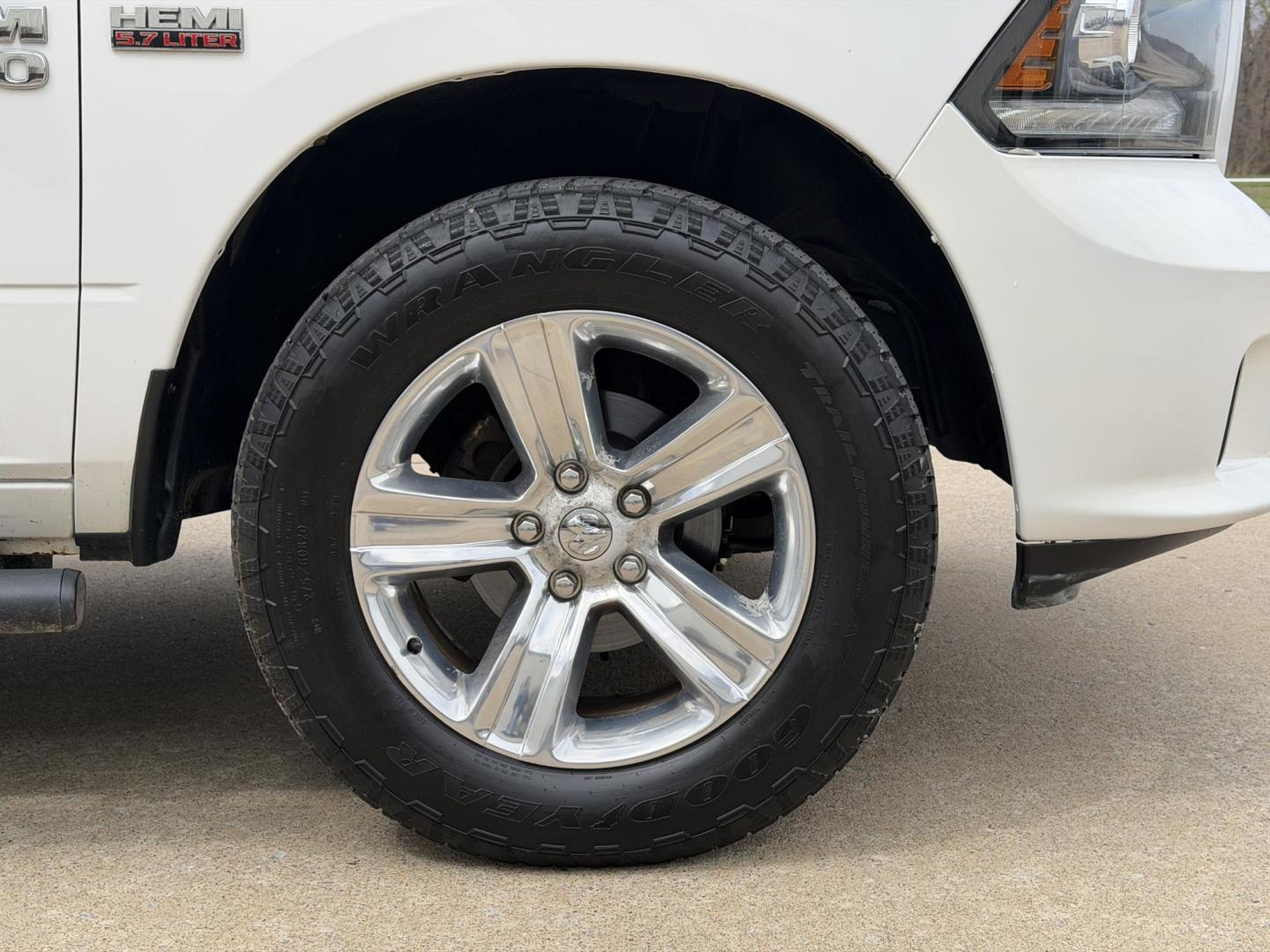 2017 WHITE /Black RAM 1500 Sport Crew Cab LWB 4WD (1C6RR7UT2HS) with an 5.7L V8 HEMI engine, Automatic transmission, located at 2990 Old Orchard Rd., Jackson, MO, 63755, 37.354214, -89.612106 - 2017 Ram 1500 Sport 142xxx miles 4x4 5.7L V8 HEMI Automatic Leather Navigation Power/Heated/Cooled Seats Heated Steering Wheel Backup Camera Sunroof Bluetooth Remote Start Cruise Power Windows/Locks/Mirrors We have financing available and we accept trades! Fill out a credit applicatio - Photo#41