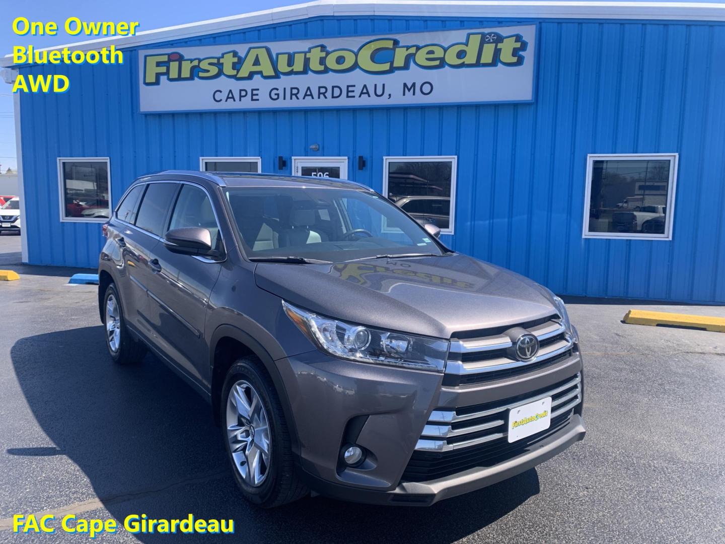 2018 GRAY /GRAY Toyota Highlander Limited AWD V6 (5TDDZRFH3JS) with an 3.5L V6 DOHC 24V engine, Automatic transmission, located at 506 S. Kingshighway, Cape Girardeau, MO, 63703, (573) 235-5000, 37.294991, -89.553635 - 2018 Toyota Highlander Limited AWD V6 96,xxx miles One Owner AWD Third Row Sunroof Bluetooth Power Seat Heated and Cooled Seats Cruise Control Power windows/locks/mirrors We have financing available and we accept trades! Fill out a credit application on our website or come by today! If - Photo#0