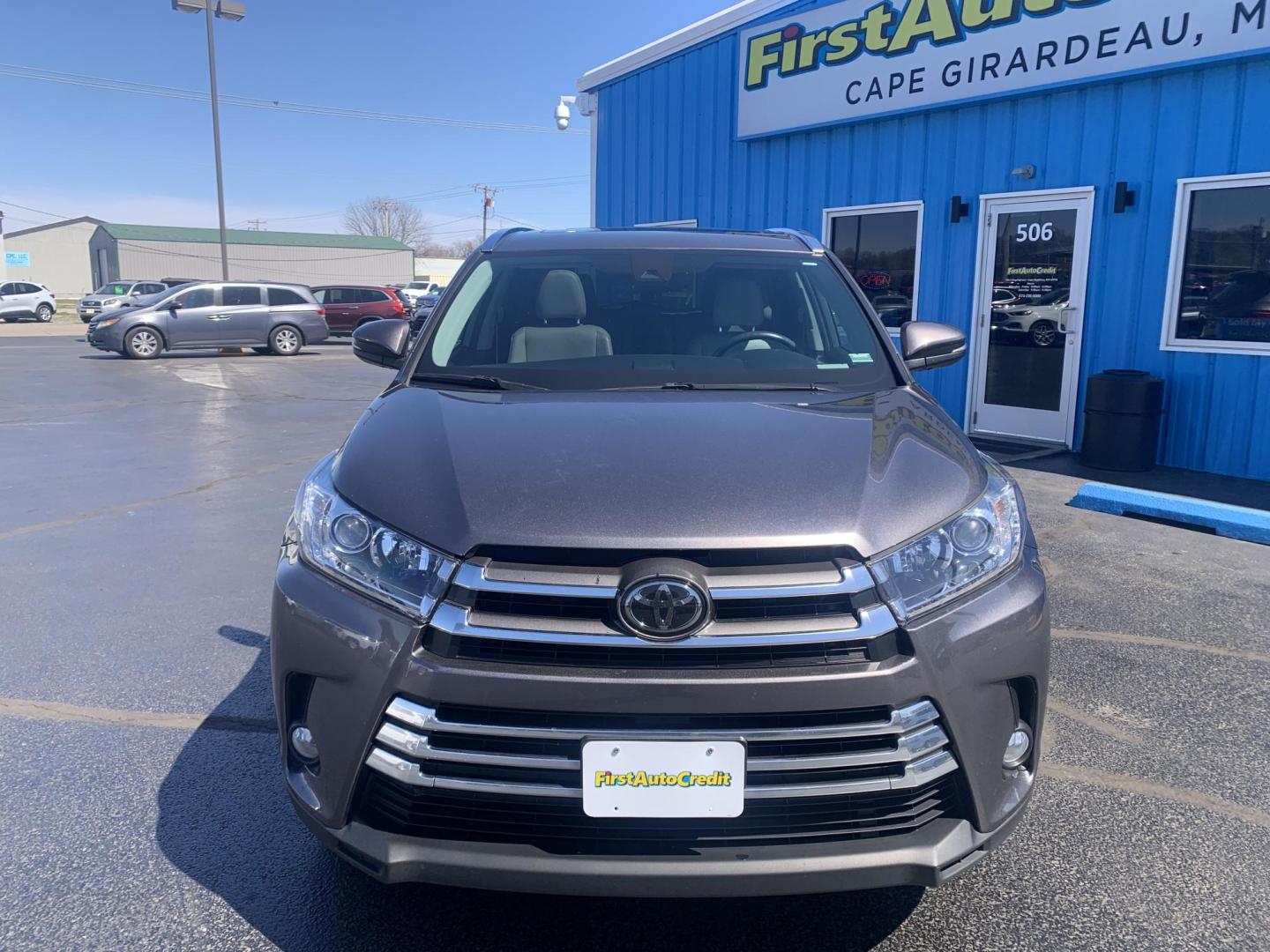 2018 GRAY /GRAY Toyota Highlander Limited AWD V6 (5TDDZRFH3JS) with an 3.5L V6 DOHC 24V engine, Automatic transmission, located at 506 S. Kingshighway, Cape Girardeau, MO, 63703, (573) 235-5000, 37.294991, -89.553635 - 2018 Toyota Highlander Limited AWD V6 96,xxx miles One Owner AWD Third Row Sunroof Bluetooth Power Seat Heated and Cooled Seats Cruise Control Power windows/locks/mirrors We have financing available and we accept trades! Fill out a credit application on our website or come by today! If - Photo#1