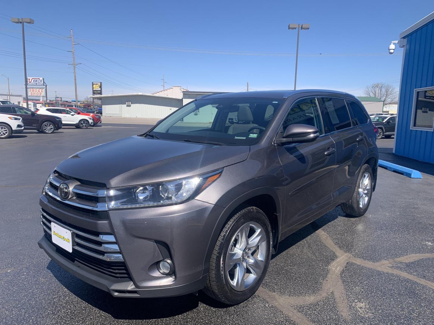 2018 GRAY /GRAY Toyota Highlander Limited AWD V6 (5TDDZRFH3JS) with an 3.5L V6 DOHC 24V engine, Automatic transmission, located at 506 S. Kingshighway, Cape Girardeau, MO, 63703, (573) 235-5000, 37.294991, -89.553635 - 2018 Toyota Highlander Limited AWD V6 96,xxx miles One Owner AWD Third Row Sunroof Bluetooth Power Seat Heated and Cooled Seats Cruise Control Power windows/locks/mirrors We have financing available and we accept trades! Fill out a credit application on our website or come by today! If - Photo#2