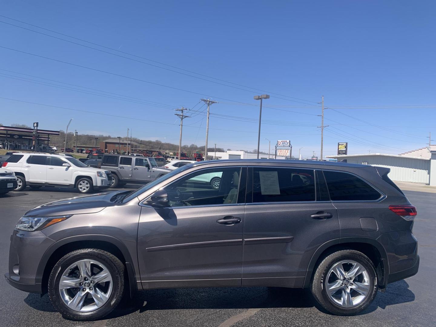 2018 GRAY /GRAY Toyota Highlander Limited AWD V6 (5TDDZRFH3JS) with an 3.5L V6 DOHC 24V engine, Automatic transmission, located at 506 S. Kingshighway, Cape Girardeau, MO, 63703, (573) 235-5000, 37.294991, -89.553635 - 2018 Toyota Highlander Limited AWD V6 96,xxx miles One Owner AWD Third Row Sunroof Bluetooth Power Seat Heated and Cooled Seats Cruise Control Power windows/locks/mirrors We have financing available and we accept trades! Fill out a credit application on our website or come by today! If - Photo#3