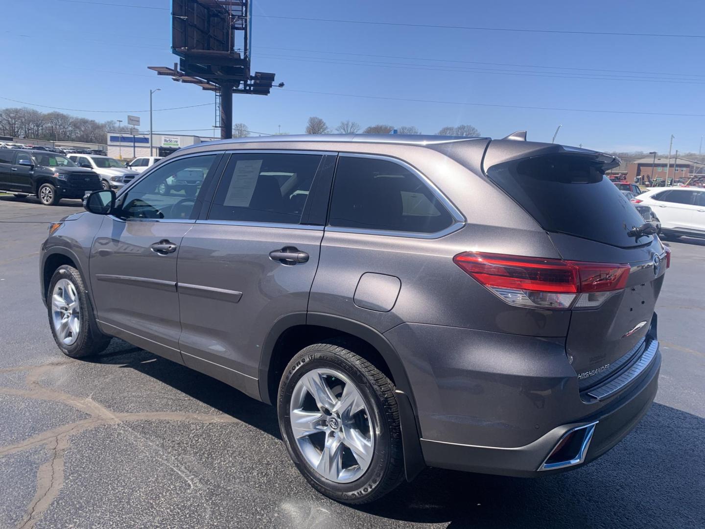 2018 GRAY /GRAY Toyota Highlander Limited AWD V6 (5TDDZRFH3JS) with an 3.5L V6 DOHC 24V engine, Automatic transmission, located at 506 S. Kingshighway, Cape Girardeau, MO, 63703, (573) 235-5000, 37.294991, -89.553635 - 2018 Toyota Highlander Limited AWD V6 96,xxx miles One Owner AWD Third Row Sunroof Bluetooth Power Seat Heated and Cooled Seats Cruise Control Power windows/locks/mirrors We have financing available and we accept trades! Fill out a credit application on our website or come by today! If - Photo#4