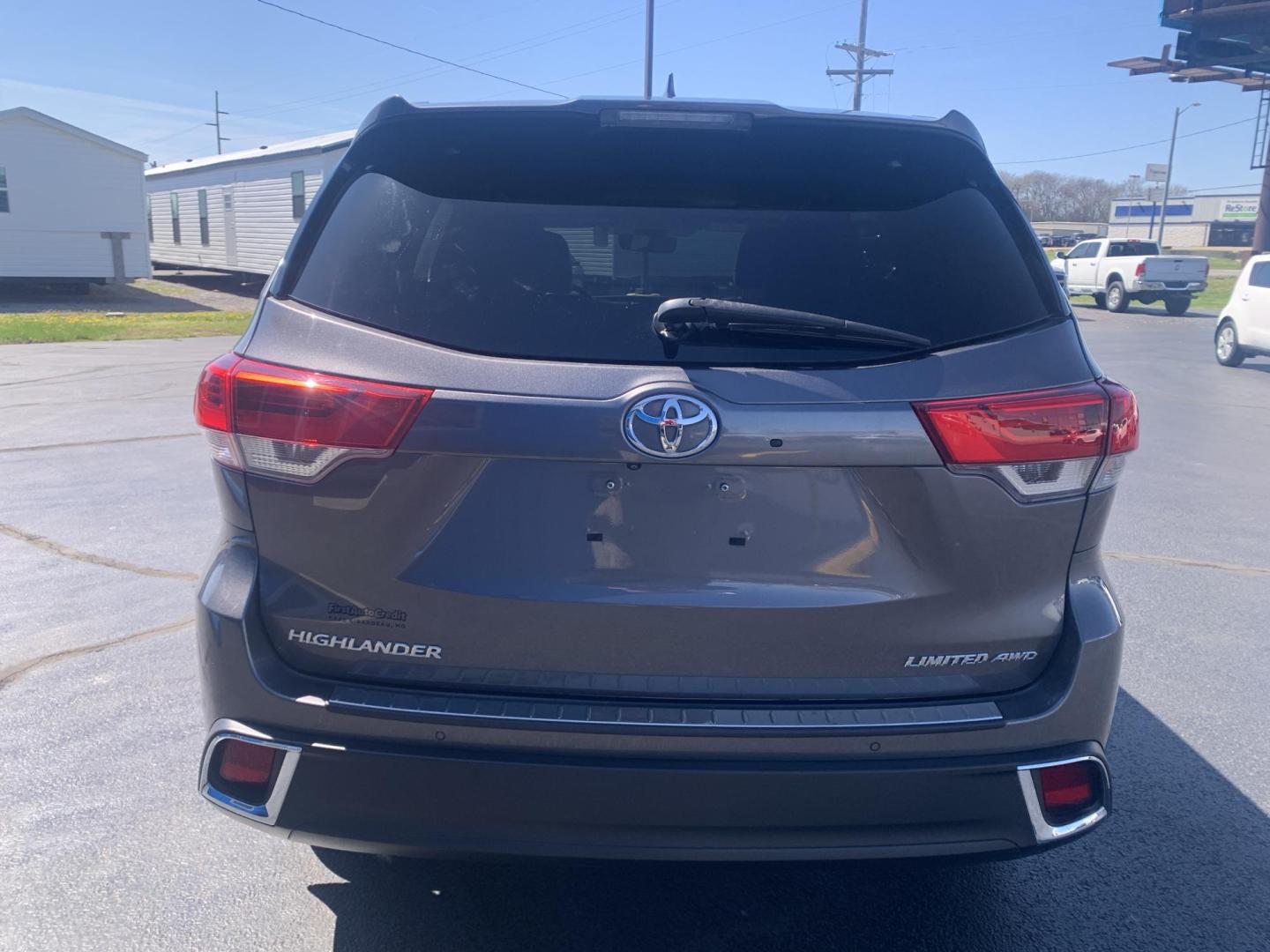 2018 GRAY /GRAY Toyota Highlander Limited AWD V6 (5TDDZRFH3JS) with an 3.5L V6 DOHC 24V engine, Automatic transmission, located at 506 S. Kingshighway, Cape Girardeau, MO, 63703, (573) 235-5000, 37.294991, -89.553635 - 2018 Toyota Highlander Limited AWD V6 96,xxx miles One Owner AWD Third Row Sunroof Bluetooth Power Seat Heated and Cooled Seats Cruise Control Power windows/locks/mirrors We have financing available and we accept trades! Fill out a credit application on our website or come by today! If - Photo#5