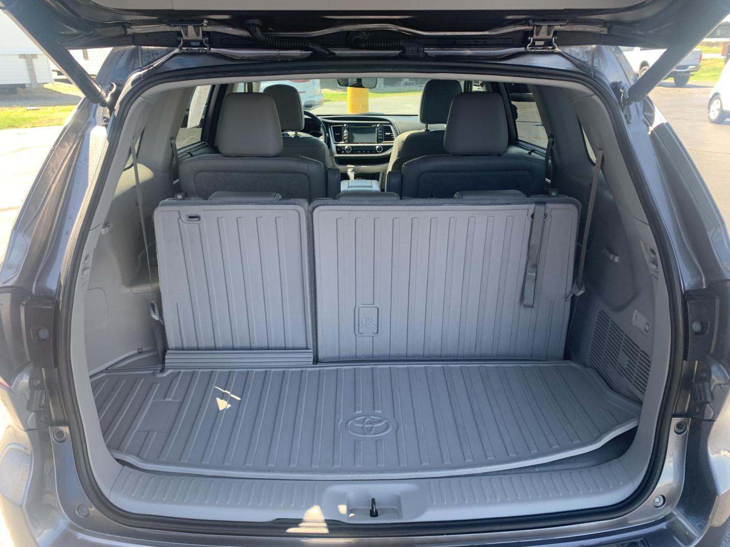 2018 GRAY /GRAY Toyota Highlander Limited AWD V6 (5TDDZRFH3JS) with an 3.5L V6 DOHC 24V engine, Automatic transmission, located at 506 S. Kingshighway, Cape Girardeau, MO, 63703, (573) 235-5000, 37.294991, -89.553635 - 2018 Toyota Highlander Limited AWD V6 96,xxx miles One Owner AWD Third Row Sunroof Bluetooth Power Seat Heated and Cooled Seats Cruise Control Power windows/locks/mirrors We have financing available and we accept trades! Fill out a credit application on our website or come by today! If - Photo#6