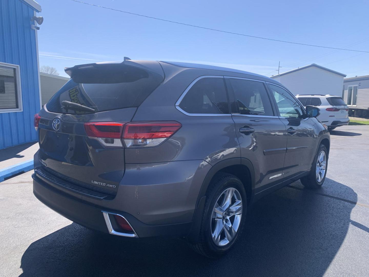 2018 GRAY /GRAY Toyota Highlander Limited AWD V6 (5TDDZRFH3JS) with an 3.5L V6 DOHC 24V engine, Automatic transmission, located at 506 S. Kingshighway, Cape Girardeau, MO, 63703, (573) 235-5000, 37.294991, -89.553635 - 2018 Toyota Highlander Limited AWD V6 96,xxx miles One Owner AWD Third Row Sunroof Bluetooth Power Seat Heated and Cooled Seats Cruise Control Power windows/locks/mirrors We have financing available and we accept trades! Fill out a credit application on our website or come by today! If - Photo#8
