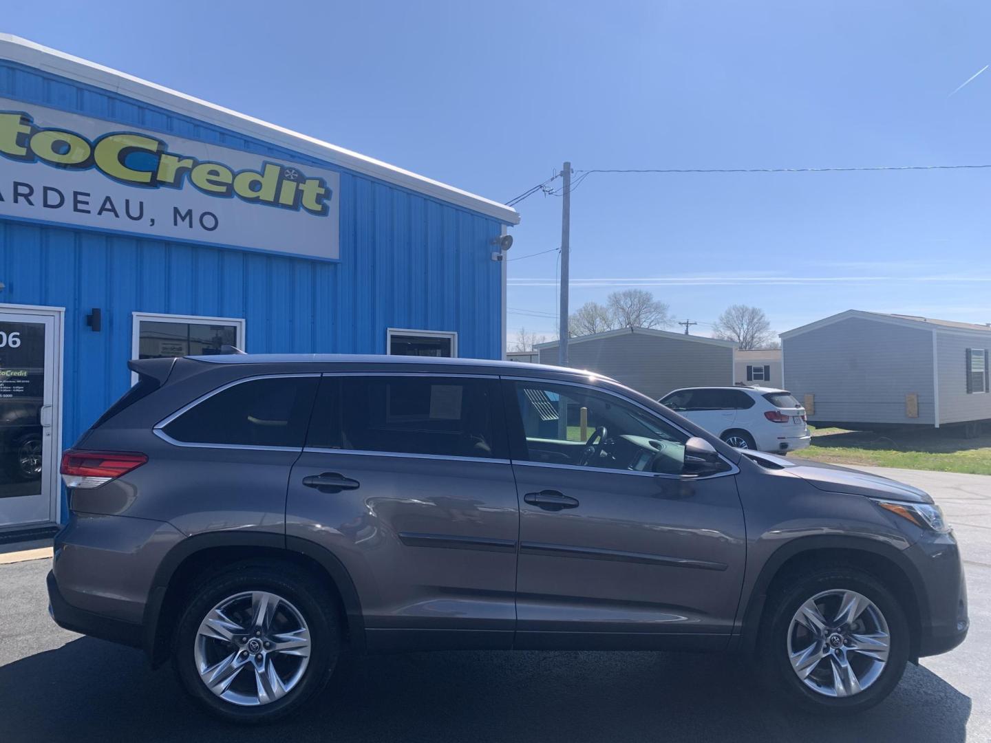 2018 GRAY /GRAY Toyota Highlander Limited AWD V6 (5TDDZRFH3JS) with an 3.5L V6 DOHC 24V engine, Automatic transmission, located at 506 S. Kingshighway, Cape Girardeau, MO, 63703, (573) 235-5000, 37.294991, -89.553635 - 2018 Toyota Highlander Limited AWD V6 96,xxx miles One Owner AWD Third Row Sunroof Bluetooth Power Seat Heated and Cooled Seats Cruise Control Power windows/locks/mirrors We have financing available and we accept trades! Fill out a credit application on our website or come by today! If - Photo#9