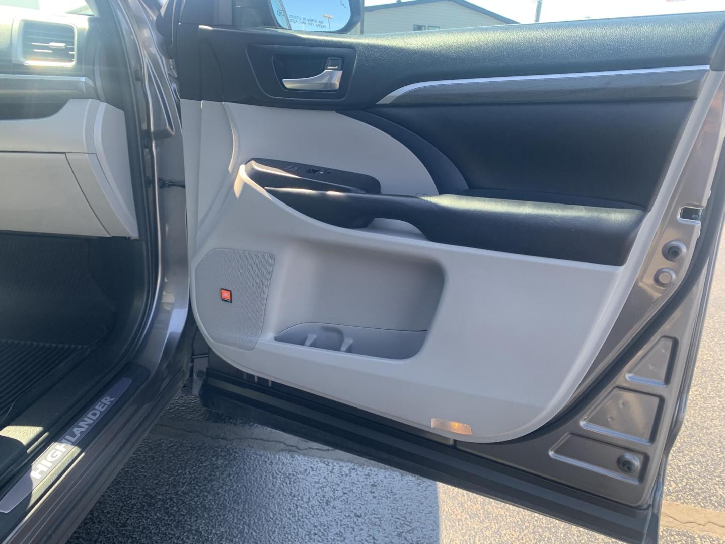 2018 GRAY /GRAY Toyota Highlander Limited AWD V6 (5TDDZRFH3JS) with an 3.5L V6 DOHC 24V engine, Automatic transmission, located at 506 S. Kingshighway, Cape Girardeau, MO, 63703, (573) 235-5000, 37.294991, -89.553635 - 2018 Toyota Highlander Limited AWD V6 96,xxx miles One Owner AWD Third Row Sunroof Bluetooth Power Seat Heated and Cooled Seats Cruise Control Power windows/locks/mirrors We have financing available and we accept trades! Fill out a credit application on our website or come by today! If - Photo#10