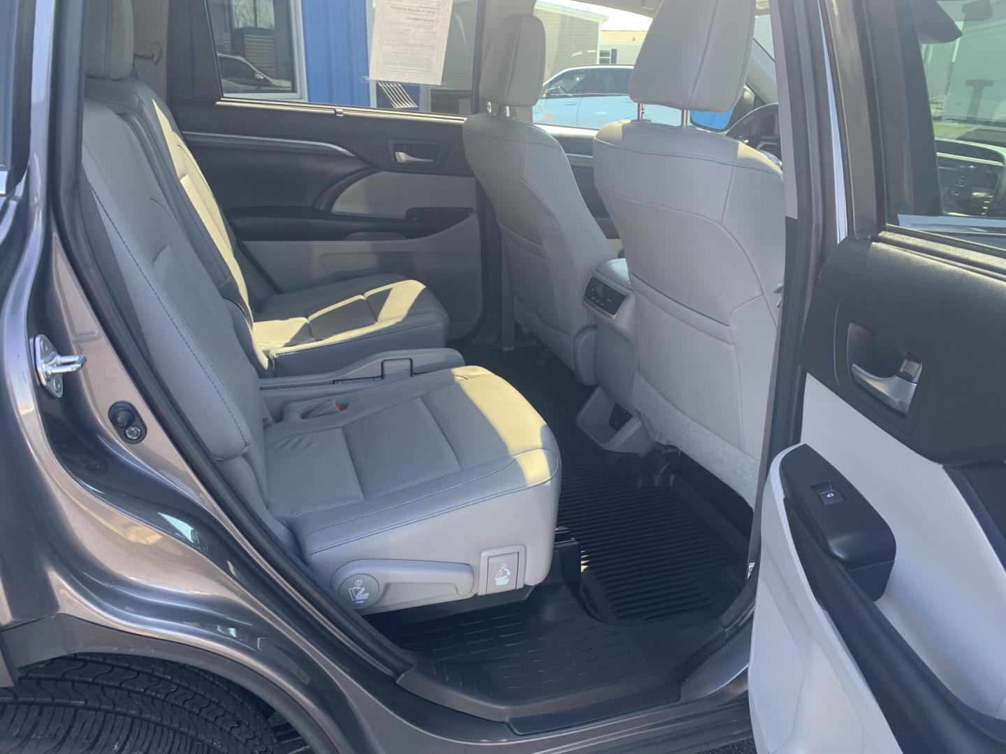 2018 GRAY /GRAY Toyota Highlander Limited AWD V6 (5TDDZRFH3JS) with an 3.5L V6 DOHC 24V engine, Automatic transmission, located at 506 S. Kingshighway, Cape Girardeau, MO, 63703, (573) 235-5000, 37.294991, -89.553635 - 2018 Toyota Highlander Limited AWD V6 96,xxx miles One Owner AWD Third Row Sunroof Bluetooth Power Seat Heated and Cooled Seats Cruise Control Power windows/locks/mirrors We have financing available and we accept trades! Fill out a credit application on our website or come by today! If - Photo#13