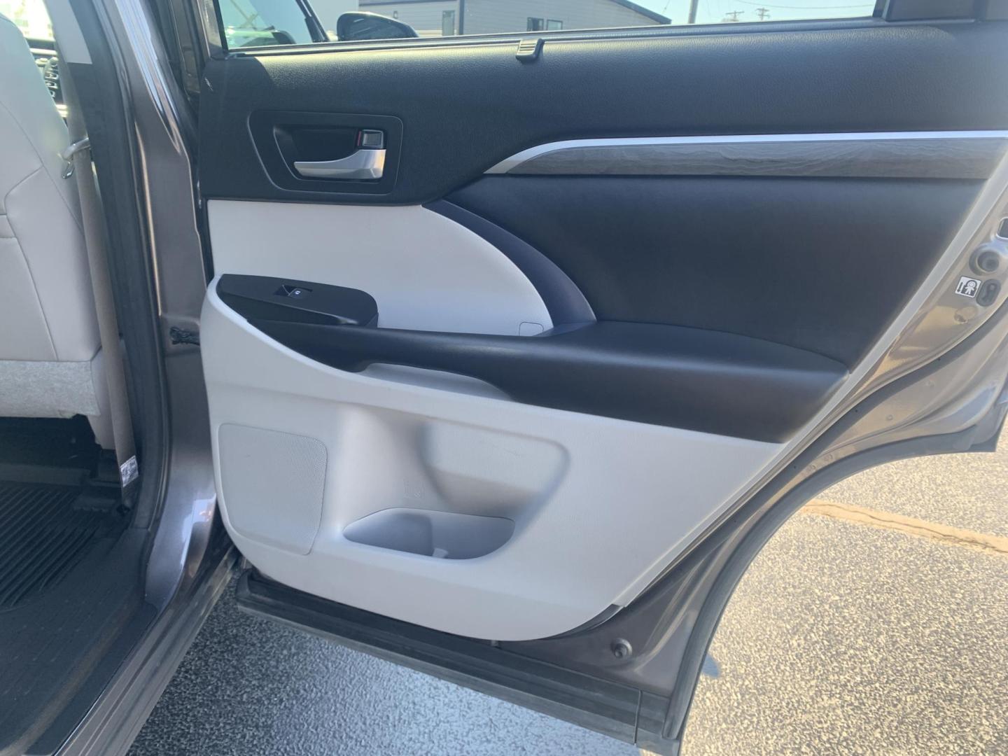 2018 GRAY /GRAY Toyota Highlander Limited AWD V6 (5TDDZRFH3JS) with an 3.5L V6 DOHC 24V engine, Automatic transmission, located at 506 S. Kingshighway, Cape Girardeau, MO, 63703, (573) 235-5000, 37.294991, -89.553635 - 2018 Toyota Highlander Limited AWD V6 96,xxx miles One Owner AWD Third Row Sunroof Bluetooth Power Seat Heated and Cooled Seats Cruise Control Power windows/locks/mirrors We have financing available and we accept trades! Fill out a credit application on our website or come by today! If - Photo#12