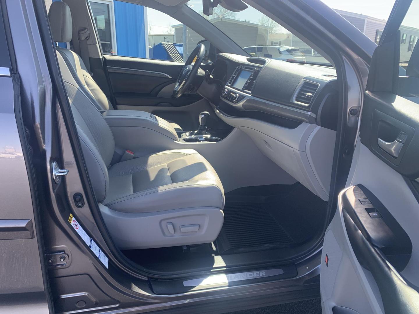 2018 GRAY /GRAY Toyota Highlander Limited AWD V6 (5TDDZRFH3JS) with an 3.5L V6 DOHC 24V engine, Automatic transmission, located at 506 S. Kingshighway, Cape Girardeau, MO, 63703, (573) 235-5000, 37.294991, -89.553635 - 2018 Toyota Highlander Limited AWD V6 96,xxx miles One Owner AWD Third Row Sunroof Bluetooth Power Seat Heated and Cooled Seats Cruise Control Power windows/locks/mirrors We have financing available and we accept trades! Fill out a credit application on our website or come by today! If - Photo#11