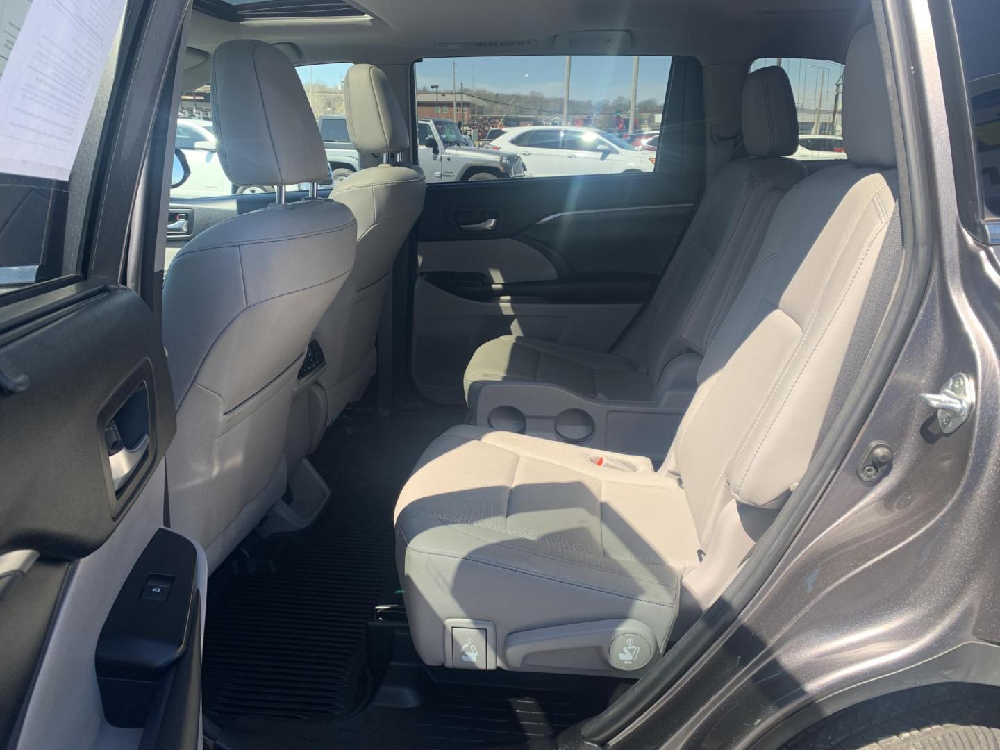 2018 GRAY /GRAY Toyota Highlander Limited AWD V6 (5TDDZRFH3JS) with an 3.5L V6 DOHC 24V engine, Automatic transmission, located at 506 S. Kingshighway, Cape Girardeau, MO, 63703, (573) 235-5000, 37.294991, -89.553635 - 2018 Toyota Highlander Limited AWD V6 96,xxx miles One Owner AWD Third Row Sunroof Bluetooth Power Seat Heated and Cooled Seats Cruise Control Power windows/locks/mirrors We have financing available and we accept trades! Fill out a credit application on our website or come by today! If - Photo#18