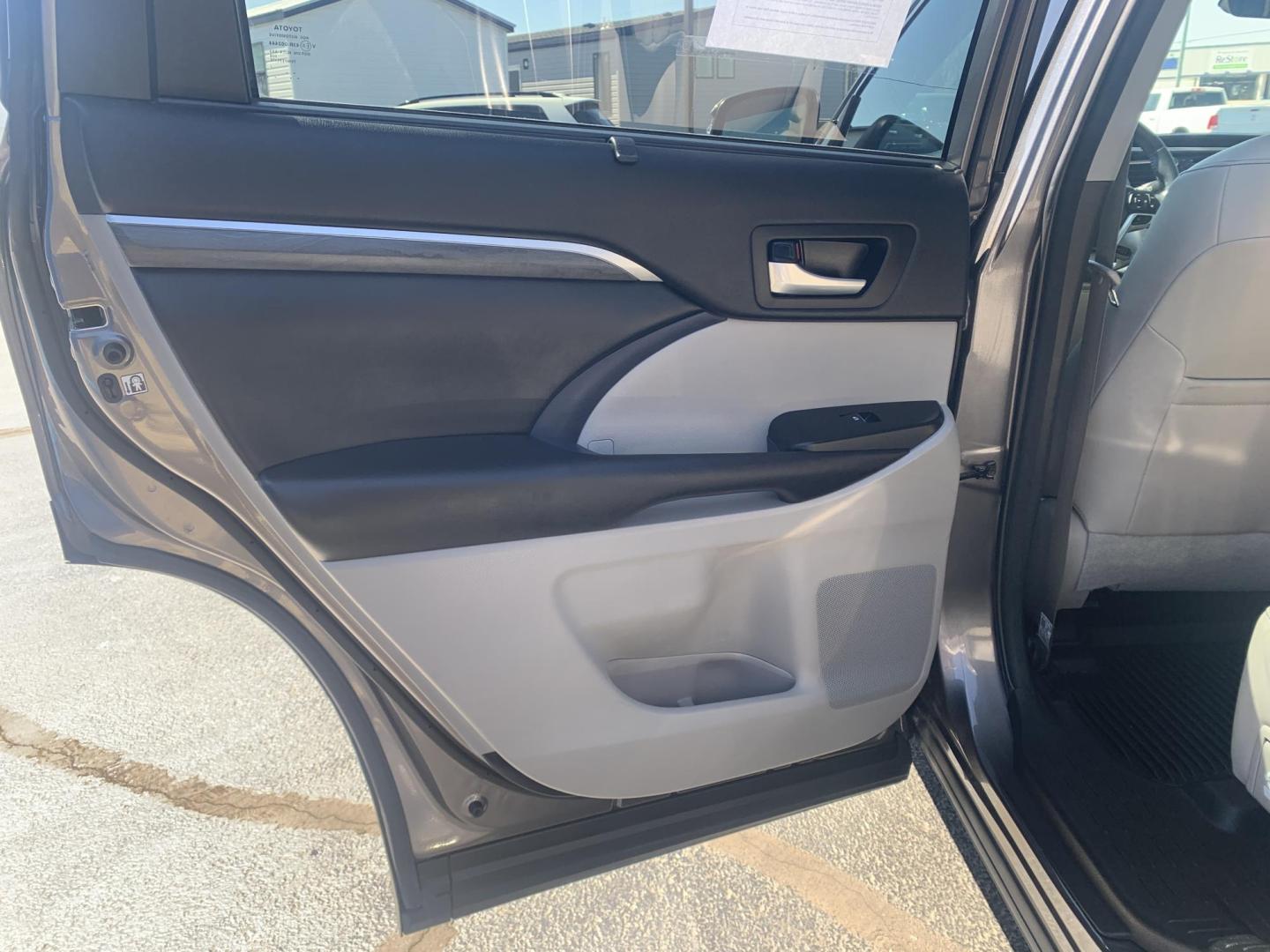 2018 GRAY /GRAY Toyota Highlander Limited AWD V6 (5TDDZRFH3JS) with an 3.5L V6 DOHC 24V engine, Automatic transmission, located at 506 S. Kingshighway, Cape Girardeau, MO, 63703, (573) 235-5000, 37.294991, -89.553635 - 2018 Toyota Highlander Limited AWD V6 96,xxx miles One Owner AWD Third Row Sunroof Bluetooth Power Seat Heated and Cooled Seats Cruise Control Power windows/locks/mirrors We have financing available and we accept trades! Fill out a credit application on our website or come by today! If - Photo#17