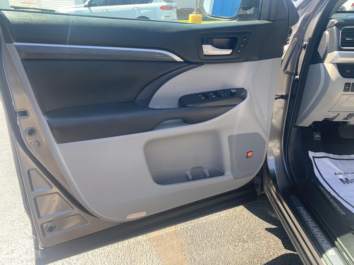 2018 GRAY /GRAY Toyota Highlander Limited AWD V6 (5TDDZRFH3JS) with an 3.5L V6 DOHC 24V engine, Automatic transmission, located at 506 S. Kingshighway, Cape Girardeau, MO, 63703, (573) 235-5000, 37.294991, -89.553635 - 2018 Toyota Highlander Limited AWD V6 96,xxx miles One Owner AWD Third Row Sunroof Bluetooth Power Seat Heated and Cooled Seats Cruise Control Power windows/locks/mirrors We have financing available and we accept trades! Fill out a credit application on our website or come by today! If - Photo#19