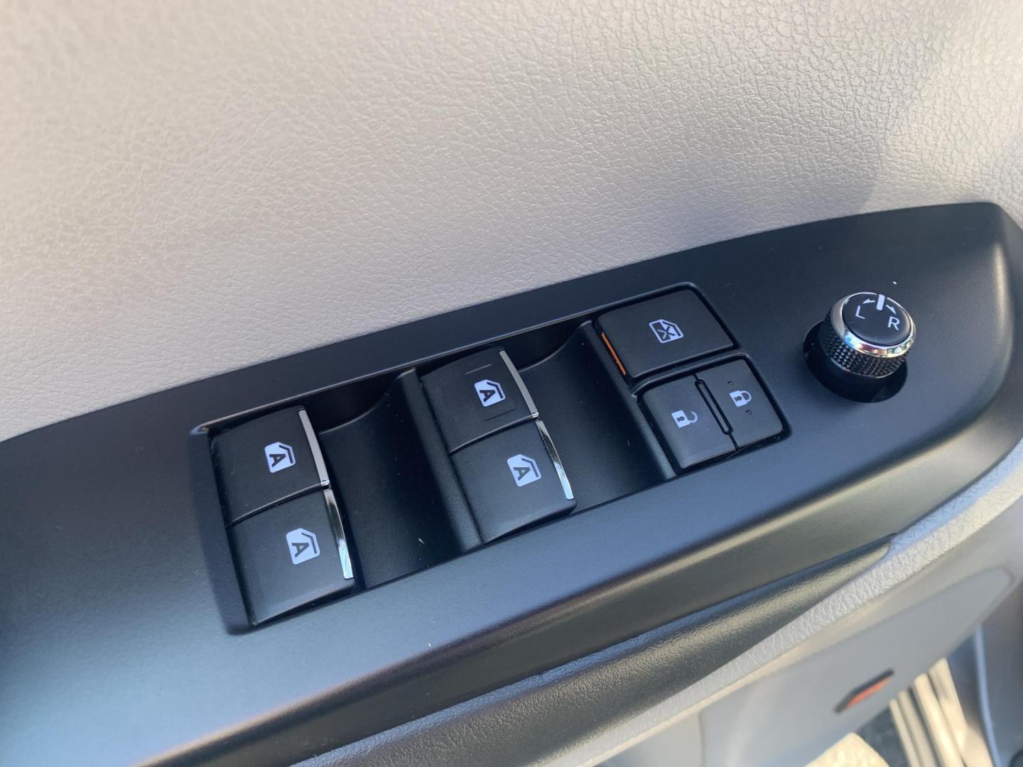 2018 GRAY /GRAY Toyota Highlander Limited AWD V6 (5TDDZRFH3JS) with an 3.5L V6 DOHC 24V engine, Automatic transmission, located at 506 S. Kingshighway, Cape Girardeau, MO, 63703, (573) 235-5000, 37.294991, -89.553635 - 2018 Toyota Highlander Limited AWD V6 96,xxx miles One Owner AWD Third Row Sunroof Bluetooth Power Seat Heated and Cooled Seats Cruise Control Power windows/locks/mirrors We have financing available and we accept trades! Fill out a credit application on our website or come by today! If - Photo#21