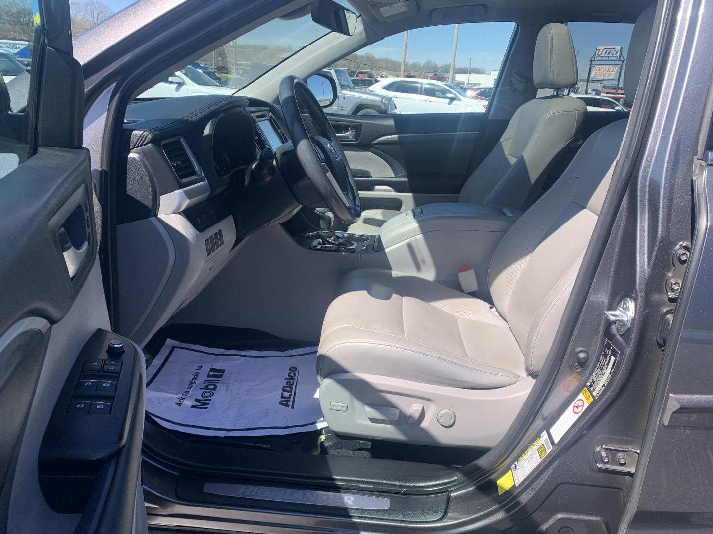 2018 GRAY /GRAY Toyota Highlander Limited AWD V6 (5TDDZRFH3JS) with an 3.5L V6 DOHC 24V engine, Automatic transmission, located at 506 S. Kingshighway, Cape Girardeau, MO, 63703, (573) 235-5000, 37.294991, -89.553635 - 2018 Toyota Highlander Limited AWD V6 96,xxx miles One Owner AWD Third Row Sunroof Bluetooth Power Seat Heated and Cooled Seats Cruise Control Power windows/locks/mirrors We have financing available and we accept trades! Fill out a credit application on our website or come by today! If - Photo#20