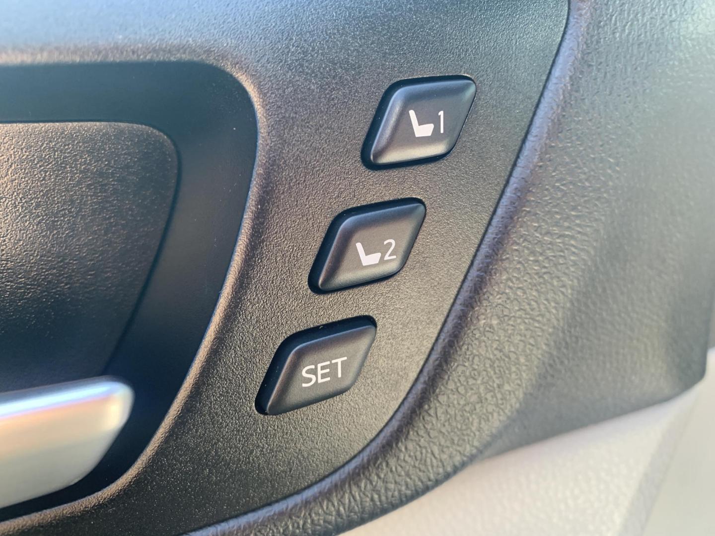 2018 GRAY /GRAY Toyota Highlander Limited AWD V6 (5TDDZRFH3JS) with an 3.5L V6 DOHC 24V engine, Automatic transmission, located at 506 S. Kingshighway, Cape Girardeau, MO, 63703, (573) 235-5000, 37.294991, -89.553635 - 2018 Toyota Highlander Limited AWD V6 96,xxx miles One Owner AWD Third Row Sunroof Bluetooth Power Seat Heated and Cooled Seats Cruise Control Power windows/locks/mirrors We have financing available and we accept trades! Fill out a credit application on our website or come by today! If - Photo#22