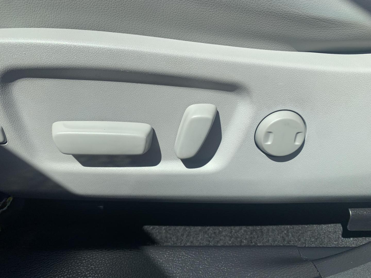 2018 GRAY /GRAY Toyota Highlander Limited AWD V6 (5TDDZRFH3JS) with an 3.5L V6 DOHC 24V engine, Automatic transmission, located at 506 S. Kingshighway, Cape Girardeau, MO, 63703, (573) 235-5000, 37.294991, -89.553635 - 2018 Toyota Highlander Limited AWD V6 96,xxx miles One Owner AWD Third Row Sunroof Bluetooth Power Seat Heated and Cooled Seats Cruise Control Power windows/locks/mirrors We have financing available and we accept trades! Fill out a credit application on our website or come by today! If - Photo#25