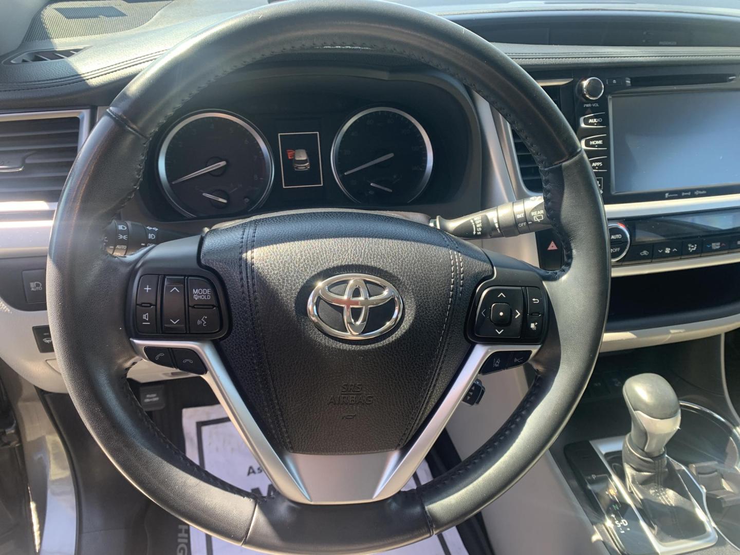 2018 GRAY /GRAY Toyota Highlander Limited AWD V6 (5TDDZRFH3JS) with an 3.5L V6 DOHC 24V engine, Automatic transmission, located at 506 S. Kingshighway, Cape Girardeau, MO, 63703, (573) 235-5000, 37.294991, -89.553635 - 2018 Toyota Highlander Limited AWD V6 96,xxx miles One Owner AWD Third Row Sunroof Bluetooth Power Seat Heated and Cooled Seats Cruise Control Power windows/locks/mirrors We have financing available and we accept trades! Fill out a credit application on our website or come by today! If - Photo#26