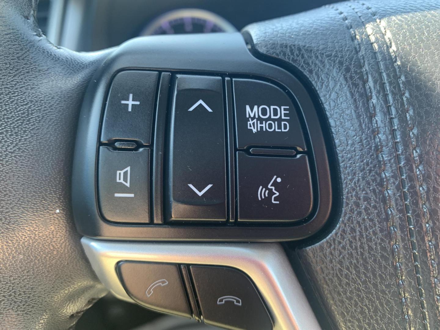 2018 GRAY /GRAY Toyota Highlander Limited AWD V6 (5TDDZRFH3JS) with an 3.5L V6 DOHC 24V engine, Automatic transmission, located at 506 S. Kingshighway, Cape Girardeau, MO, 63703, (573) 235-5000, 37.294991, -89.553635 - 2018 Toyota Highlander Limited AWD V6 96,xxx miles One Owner AWD Third Row Sunroof Bluetooth Power Seat Heated and Cooled Seats Cruise Control Power windows/locks/mirrors We have financing available and we accept trades! Fill out a credit application on our website or come by today! If - Photo#27