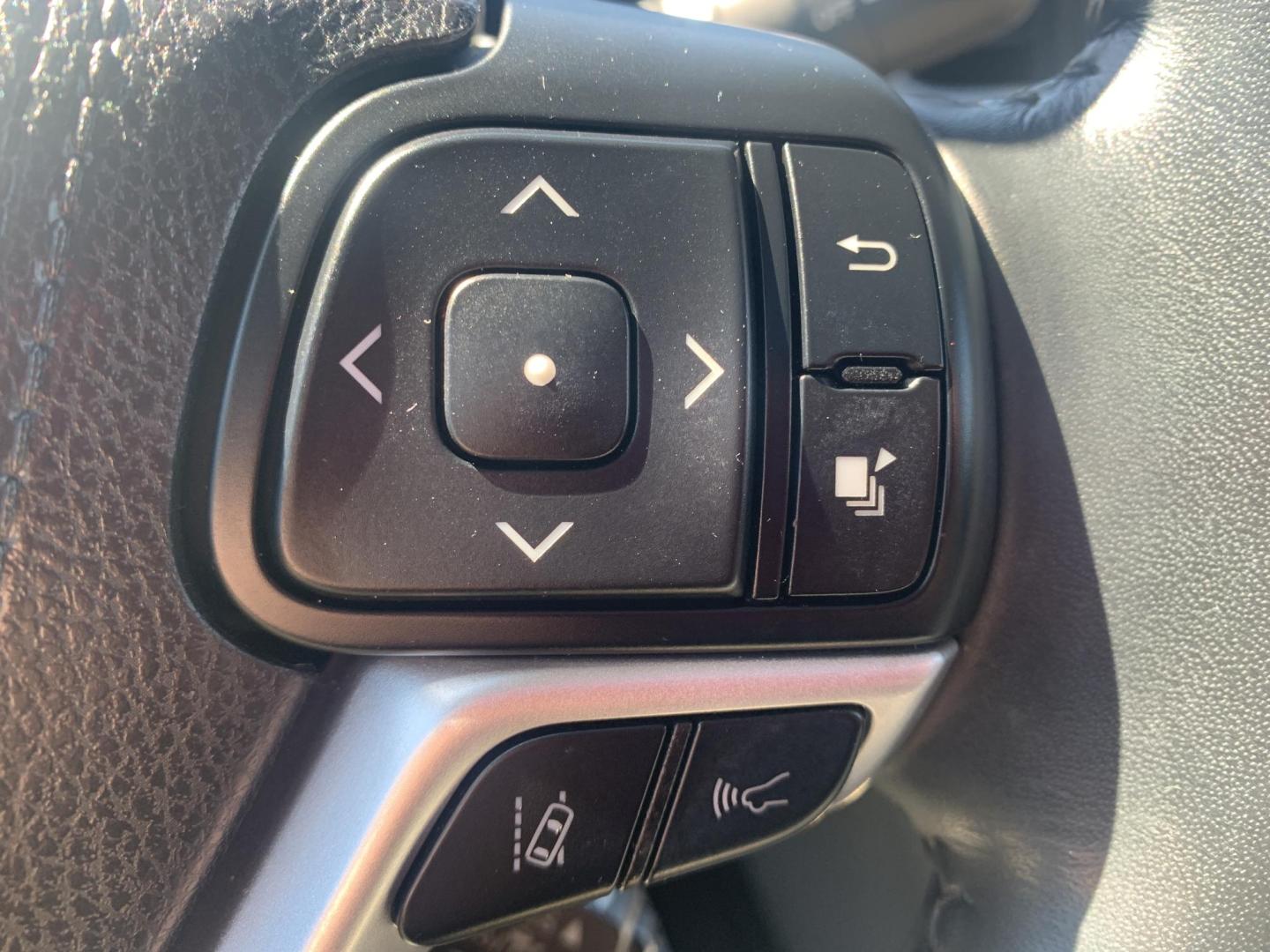 2018 GRAY /GRAY Toyota Highlander Limited AWD V6 (5TDDZRFH3JS) with an 3.5L V6 DOHC 24V engine, Automatic transmission, located at 506 S. Kingshighway, Cape Girardeau, MO, 63703, (573) 235-5000, 37.294991, -89.553635 - 2018 Toyota Highlander Limited AWD V6 96,xxx miles One Owner AWD Third Row Sunroof Bluetooth Power Seat Heated and Cooled Seats Cruise Control Power windows/locks/mirrors We have financing available and we accept trades! Fill out a credit application on our website or come by today! If - Photo#28