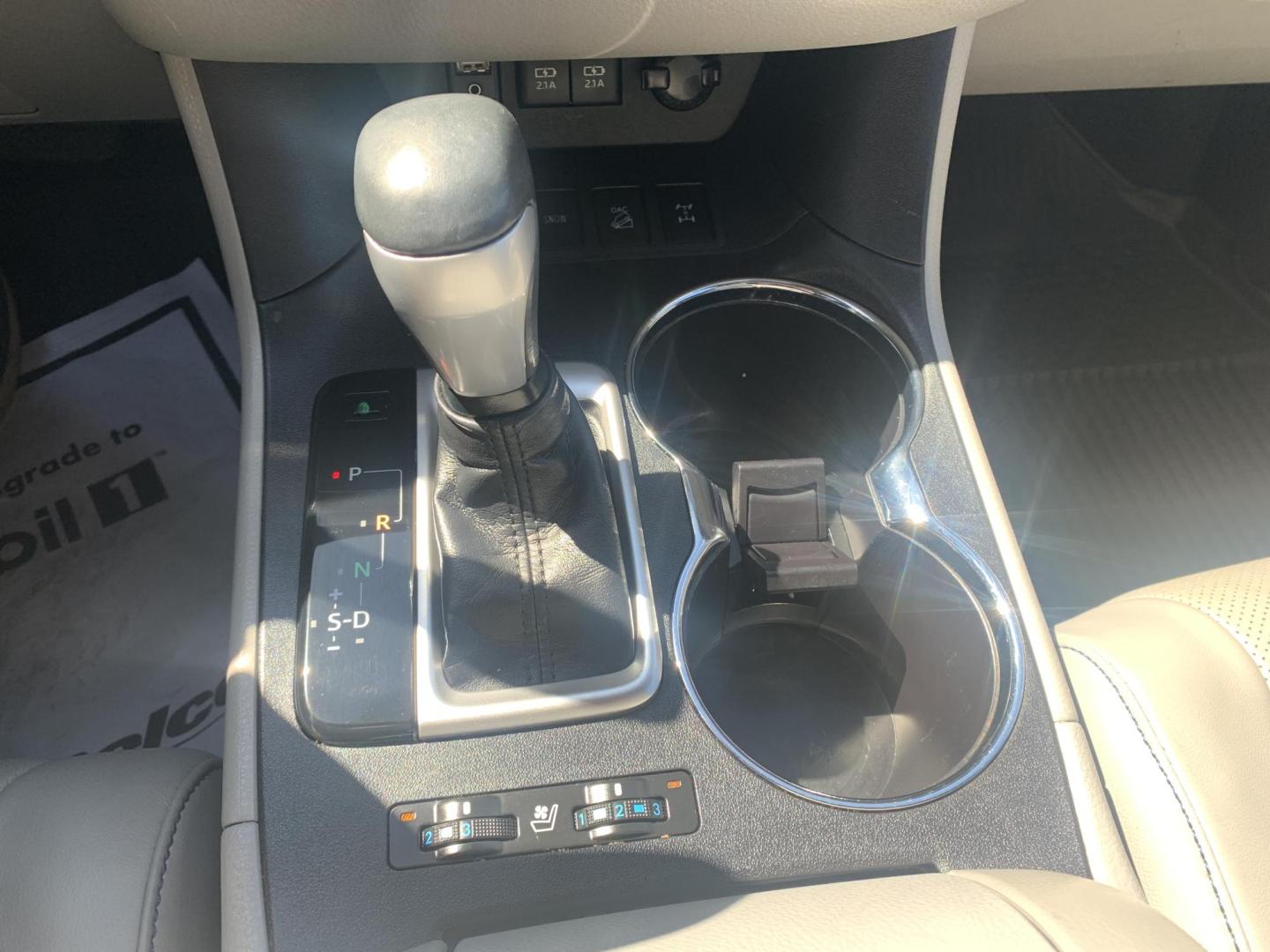 2018 GRAY /GRAY Toyota Highlander Limited AWD V6 (5TDDZRFH3JS) with an 3.5L V6 DOHC 24V engine, Automatic transmission, located at 506 S. Kingshighway, Cape Girardeau, MO, 63703, (573) 235-5000, 37.294991, -89.553635 - 2018 Toyota Highlander Limited AWD V6 96,xxx miles One Owner AWD Third Row Sunroof Bluetooth Power Seat Heated and Cooled Seats Cruise Control Power windows/locks/mirrors We have financing available and we accept trades! Fill out a credit application on our website or come by today! If - Photo#32