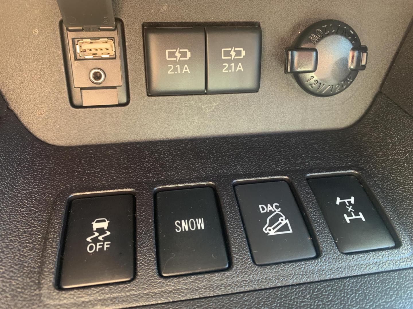 2018 GRAY /GRAY Toyota Highlander Limited AWD V6 (5TDDZRFH3JS) with an 3.5L V6 DOHC 24V engine, Automatic transmission, located at 506 S. Kingshighway, Cape Girardeau, MO, 63703, (573) 235-5000, 37.294991, -89.553635 - 2018 Toyota Highlander Limited AWD V6 96,xxx miles One Owner AWD Third Row Sunroof Bluetooth Power Seat Heated and Cooled Seats Cruise Control Power windows/locks/mirrors We have financing available and we accept trades! Fill out a credit application on our website or come by today! If - Photo#33