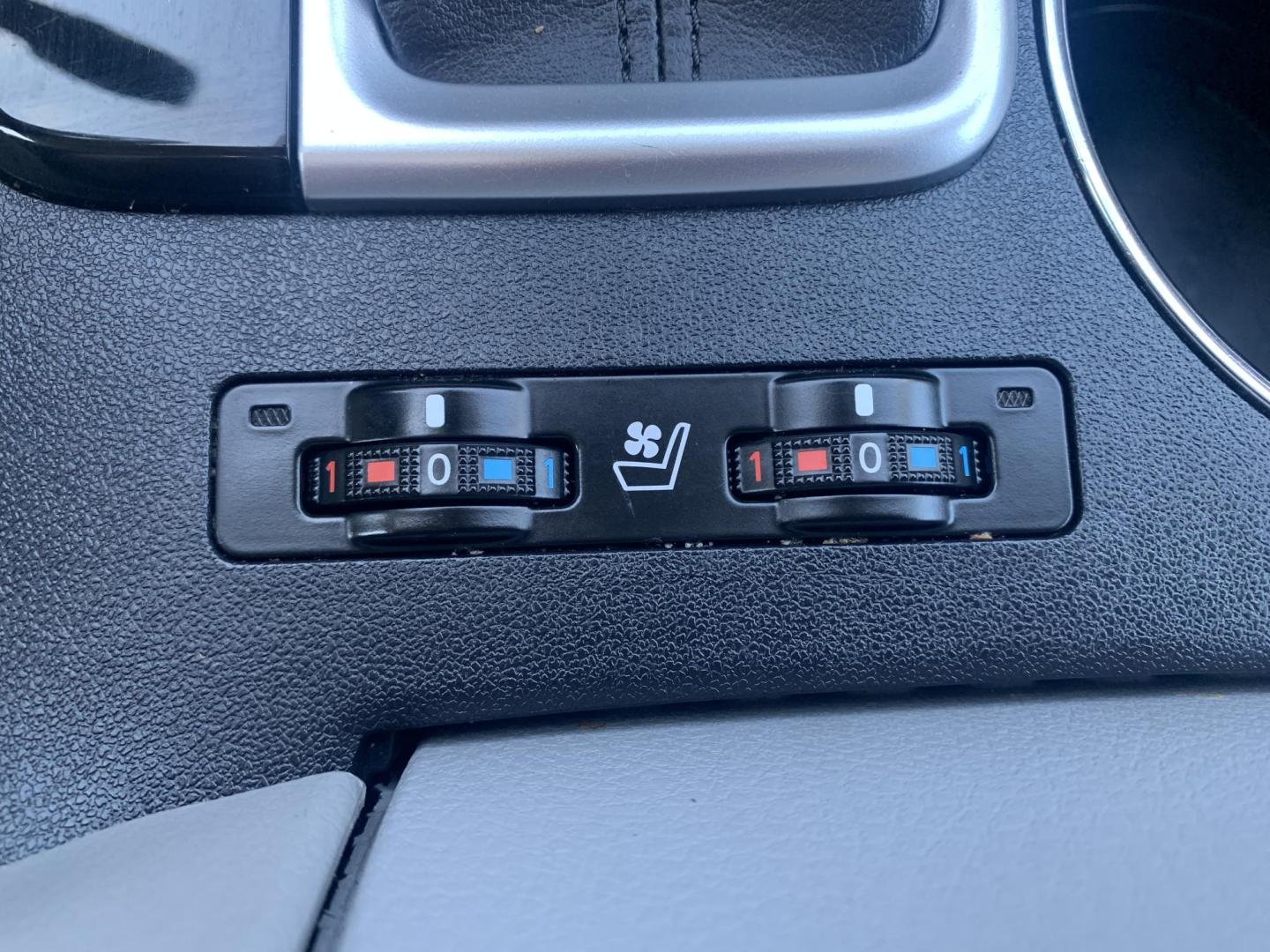 2018 GRAY /GRAY Toyota Highlander Limited AWD V6 (5TDDZRFH3JS) with an 3.5L V6 DOHC 24V engine, Automatic transmission, located at 506 S. Kingshighway, Cape Girardeau, MO, 63703, (573) 235-5000, 37.294991, -89.553635 - 2018 Toyota Highlander Limited AWD V6 96,xxx miles One Owner AWD Third Row Sunroof Bluetooth Power Seat Heated and Cooled Seats Cruise Control Power windows/locks/mirrors We have financing available and we accept trades! Fill out a credit application on our website or come by today! If - Photo#35