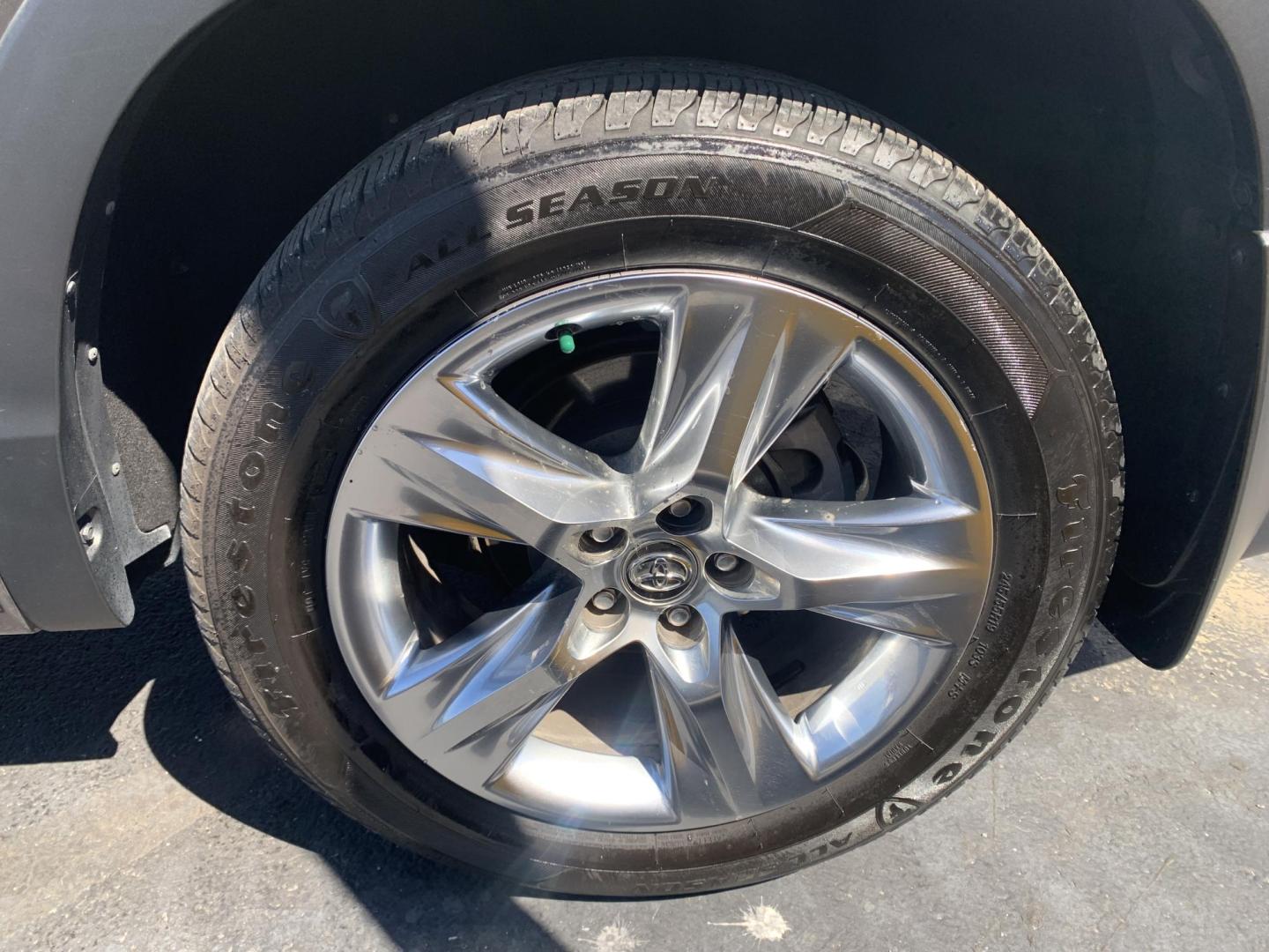 2018 GRAY /GRAY Toyota Highlander Limited AWD V6 (5TDDZRFH3JS) with an 3.5L V6 DOHC 24V engine, Automatic transmission, located at 506 S. Kingshighway, Cape Girardeau, MO, 63703, (573) 235-5000, 37.294991, -89.553635 - 2018 Toyota Highlander Limited AWD V6 96,xxx miles One Owner AWD Third Row Sunroof Bluetooth Power Seat Heated and Cooled Seats Cruise Control Power windows/locks/mirrors We have financing available and we accept trades! Fill out a credit application on our website or come by today! If - Photo#36