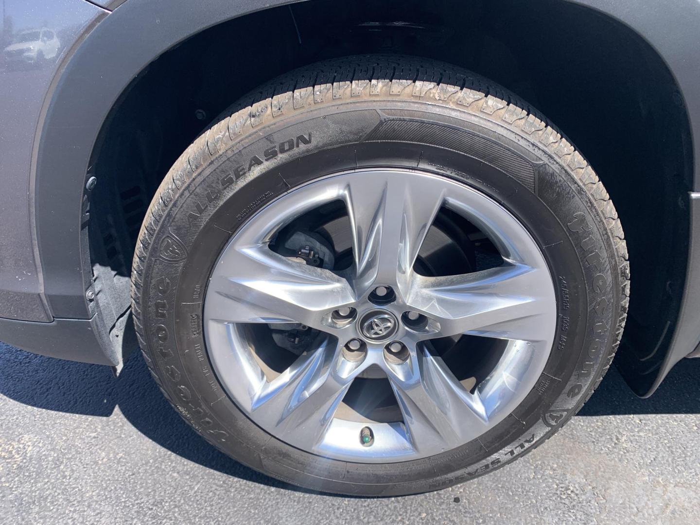 2018 GRAY /GRAY Toyota Highlander Limited AWD V6 (5TDDZRFH3JS) with an 3.5L V6 DOHC 24V engine, Automatic transmission, located at 506 S. Kingshighway, Cape Girardeau, MO, 63703, (573) 235-5000, 37.294991, -89.553635 - 2018 Toyota Highlander Limited AWD V6 96,xxx miles One Owner AWD Third Row Sunroof Bluetooth Power Seat Heated and Cooled Seats Cruise Control Power windows/locks/mirrors We have financing available and we accept trades! Fill out a credit application on our website or come by today! If - Photo#37