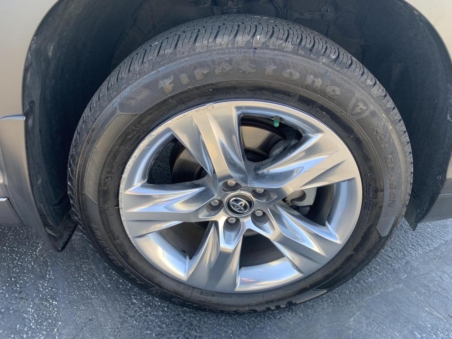 2018 GRAY /GRAY Toyota Highlander Limited AWD V6 (5TDDZRFH3JS) with an 3.5L V6 DOHC 24V engine, Automatic transmission, located at 506 S. Kingshighway, Cape Girardeau, MO, 63703, (573) 235-5000, 37.294991, -89.553635 - 2018 Toyota Highlander Limited AWD V6 96,xxx miles One Owner AWD Third Row Sunroof Bluetooth Power Seat Heated and Cooled Seats Cruise Control Power windows/locks/mirrors We have financing available and we accept trades! Fill out a credit application on our website or come by today! If - Photo#38