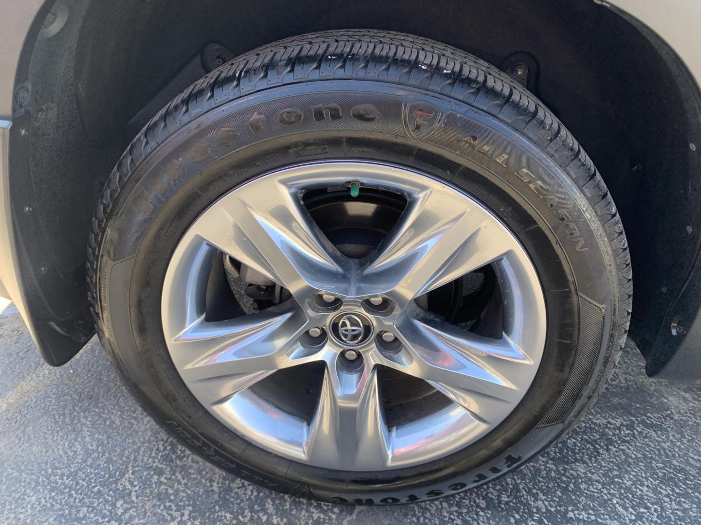 2018 GRAY /GRAY Toyota Highlander Limited AWD V6 (5TDDZRFH3JS) with an 3.5L V6 DOHC 24V engine, Automatic transmission, located at 506 S. Kingshighway, Cape Girardeau, MO, 63703, (573) 235-5000, 37.294991, -89.553635 - 2018 Toyota Highlander Limited AWD V6 96,xxx miles One Owner AWD Third Row Sunroof Bluetooth Power Seat Heated and Cooled Seats Cruise Control Power windows/locks/mirrors We have financing available and we accept trades! Fill out a credit application on our website or come by today! If - Photo#39