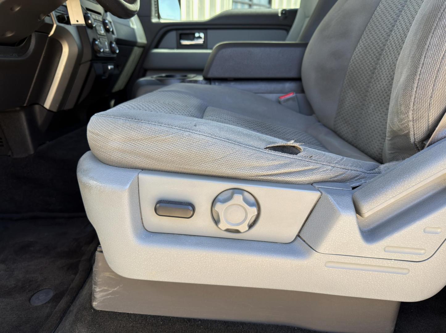 2014 SILVER /Gray Ford F-150 XLT SuperCrew 5.5-ft. Bed 4WD (1FTFW1EFXEK) with an 5.0L V8 engine, Automatic transmission, located at 2990 Old Orchard Rd., Jackson, MO, 63755, 37.354214, -89.612106 - 2014 Ford F-150 XLT 264xxx miles 4x4 5.0L V8 Automatic Backup Camera Power Driver Seat Bluetooth Cruise Power Windows/Locks/Mirrors We have financing available and we accept trades! Fill out a credit application on our website or come by today! If you have any questions, give us a call at - Photo#4