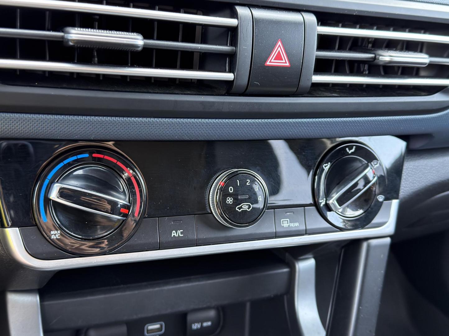 2021 WHITE /Gray Kia Seltos S (KNDEU2AA3M7) with an 2.0L 4 Cyl. engine, CVT transmission, located at 2990 Old Orchard Rd., Jackson, MO, 63755, 37.354214, -89.612106 - 2021 Kia Seltos S 124xxx miles Front Wheel Drive 2.0L 4 Cyl. Automatic Backup Camera Heated Seats Bluetooth Remote Start Cruise Power Windows/Locks/Mirrors We have financing available and we accept trades! Fill out a credit application on our website or come by today! If you have any que - Photo#26