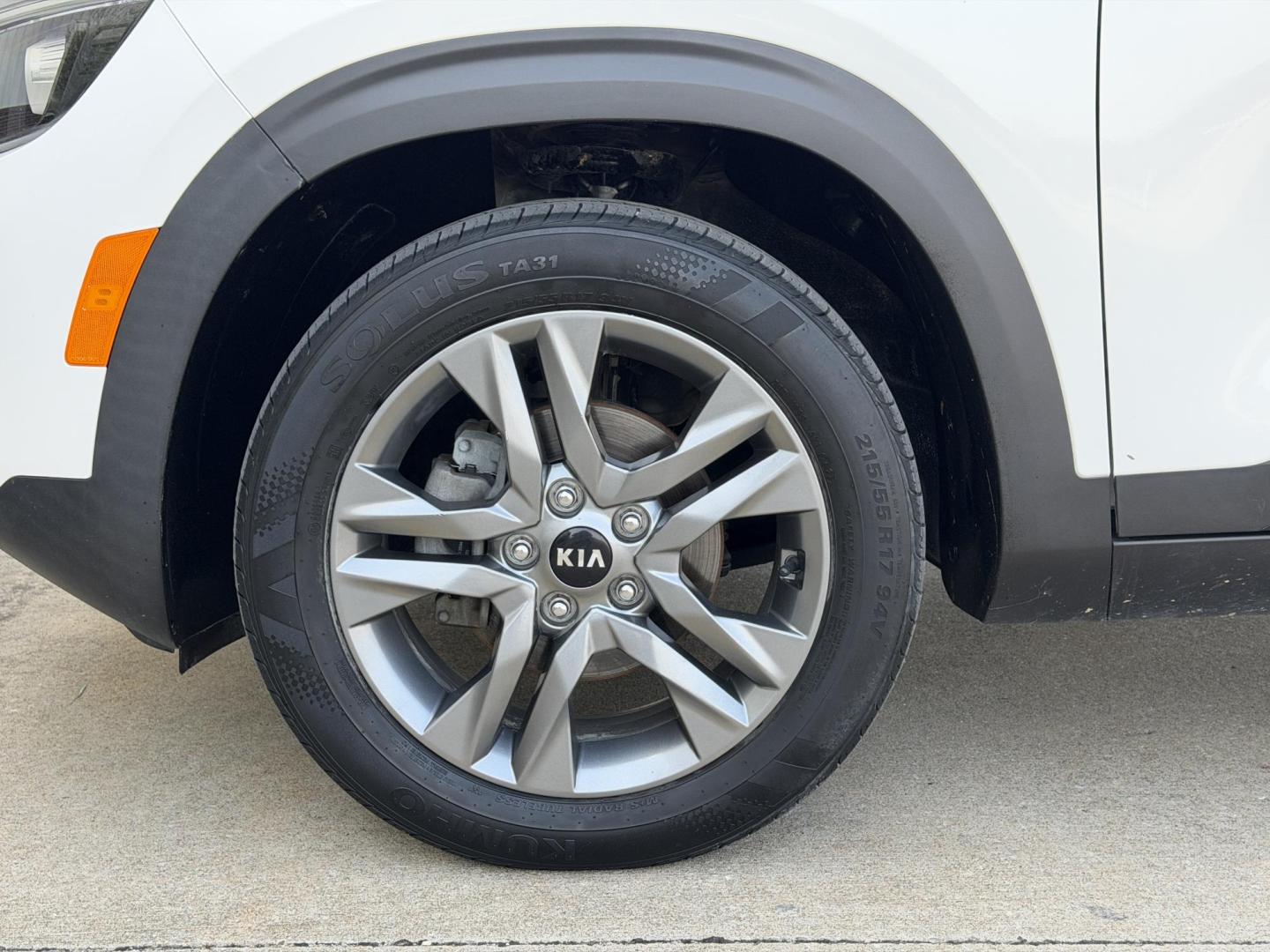 2021 WHITE /Gray Kia Seltos S (KNDEU2AA3M7) with an 2.0L 4 Cyl. engine, CVT transmission, located at 2990 Old Orchard Rd., Jackson, MO, 63755, 37.354214, -89.612106 - 2021 Kia Seltos S 124xxx miles Front Wheel Drive 2.0L 4 Cyl. Automatic Backup Camera Heated Seats Bluetooth Remote Start Cruise Power Windows/Locks/Mirrors We have financing available and we accept trades! Fill out a credit application on our website or come by today! If you have any que - Photo#33