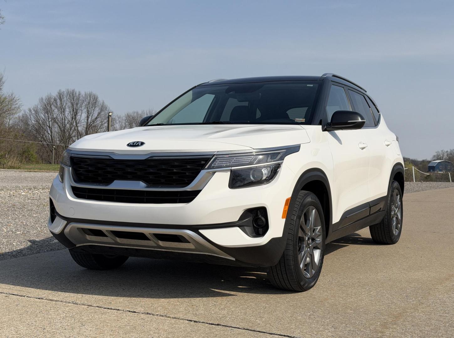 2021 WHITE /Gray Kia Seltos S (KNDEU2AA3M7) with an 2.0L 4 Cyl. engine, CVT transmission, located at 2990 Old Orchard Rd., Jackson, MO, 63755, 37.354214, -89.612106 - 2021 Kia Seltos S 124xxx miles Front Wheel Drive 2.0L 4 Cyl. Automatic Backup Camera Heated Seats Bluetooth Remote Start Cruise Power Windows/Locks/Mirrors We have financing available and we accept trades! Fill out a credit application on our website or come by today! If you have any que - Photo#4