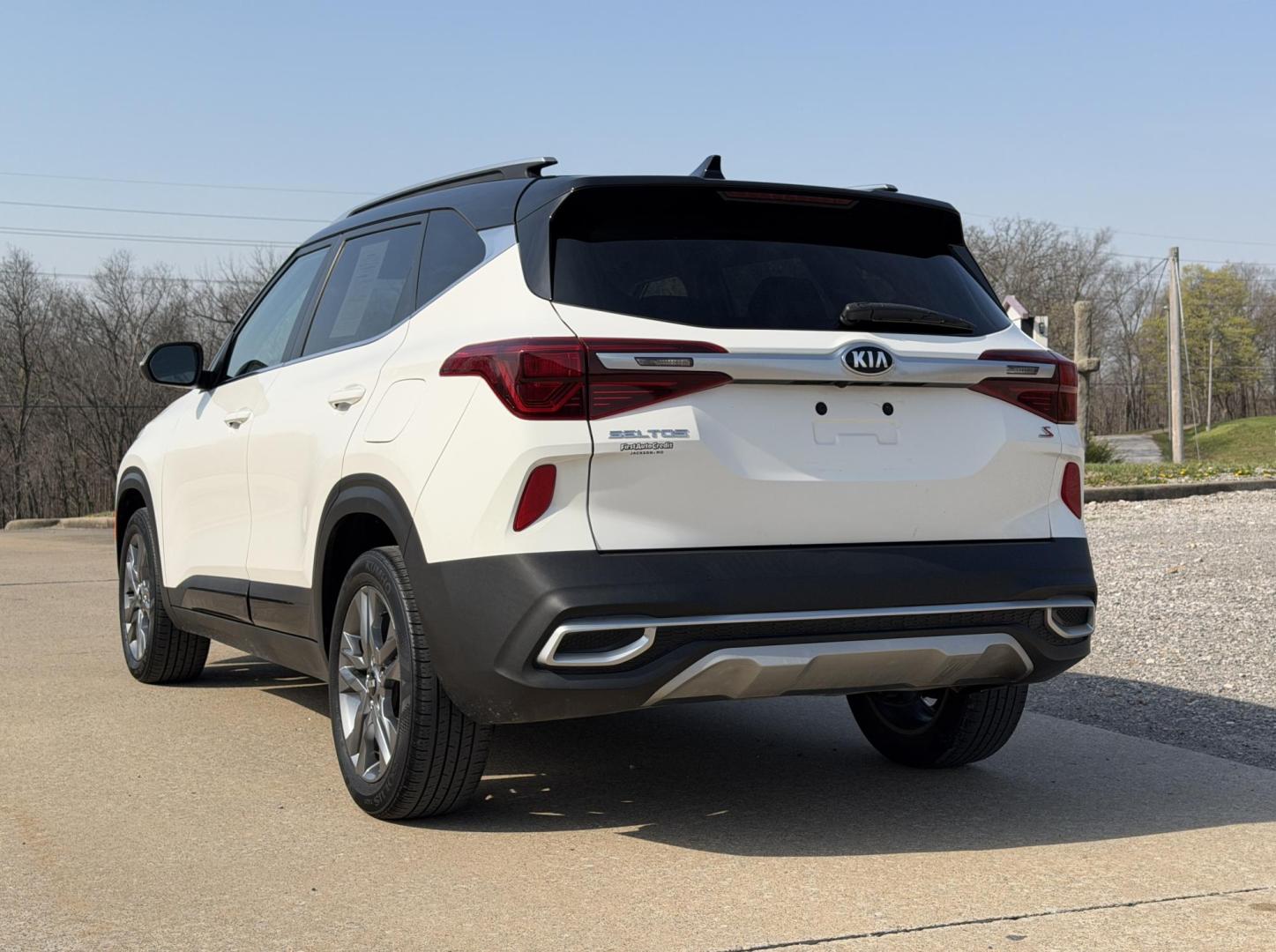 2021 WHITE /Gray Kia Seltos S (KNDEU2AA3M7) with an 2.0L 4 Cyl. engine, CVT transmission, located at 2990 Old Orchard Rd., Jackson, MO, 63755, 37.354214, -89.612106 - 2021 Kia Seltos S 124xxx miles Front Wheel Drive 2.0L 4 Cyl. Automatic Backup Camera Heated Seats Bluetooth Remote Start Cruise Power Windows/Locks/Mirrors We have financing available and we accept trades! Fill out a credit application on our website or come by today! If you have any que - Photo#8