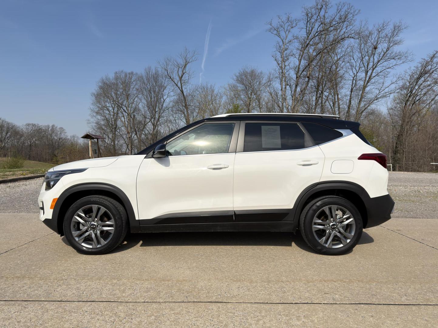 2021 WHITE /Gray Kia Seltos S (KNDEU2AA3M7) with an 2.0L 4 Cyl. engine, CVT transmission, located at 2990 Old Orchard Rd., Jackson, MO, 63755, 37.354214, -89.612106 - 2021 Kia Seltos S 124xxx miles Front Wheel Drive 2.0L 4 Cyl. Automatic Backup Camera Heated Seats Bluetooth Remote Start Cruise Power Windows/Locks/Mirrors We have financing available and we accept trades! Fill out a credit application on our website or come by today! If you have any que - Photo#5