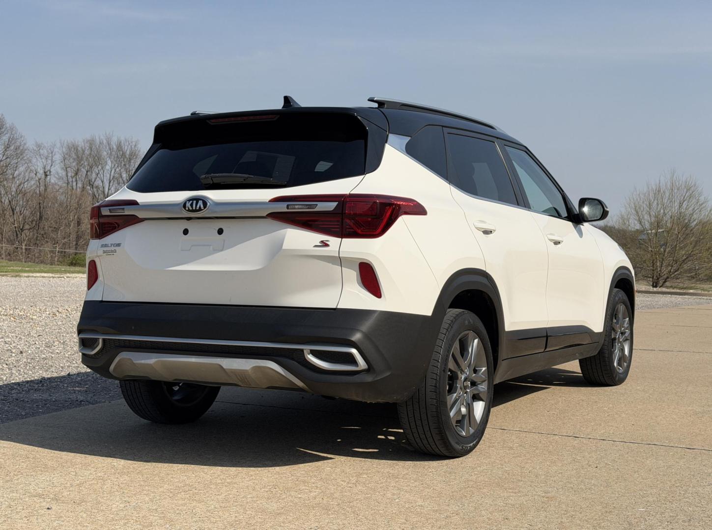 2021 WHITE /Gray Kia Seltos S (KNDEU2AA3M7) with an 2.0L 4 Cyl. engine, CVT transmission, located at 2990 Old Orchard Rd., Jackson, MO, 63755, 37.354214, -89.612106 - 2021 Kia Seltos S 124xxx miles Front Wheel Drive 2.0L 4 Cyl. Automatic Backup Camera Heated Seats Bluetooth Remote Start Cruise Power Windows/Locks/Mirrors We have financing available and we accept trades! Fill out a credit application on our website or come by today! If you have any que - Photo#7