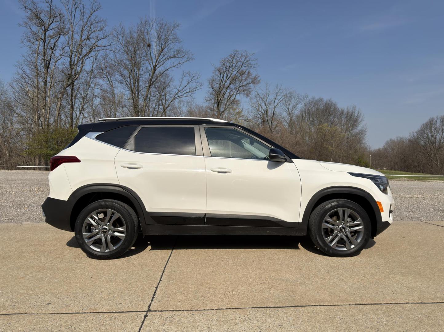 2021 WHITE /Gray Kia Seltos S (KNDEU2AA3M7) with an 2.0L 4 Cyl. engine, CVT transmission, located at 2990 Old Orchard Rd., Jackson, MO, 63755, 37.354214, -89.612106 - 2021 Kia Seltos S 124xxx miles Front Wheel Drive 2.0L 4 Cyl. Automatic Backup Camera Heated Seats Bluetooth Remote Start Cruise Power Windows/Locks/Mirrors We have financing available and we accept trades! Fill out a credit application on our website or come by today! If you have any que - Photo#6