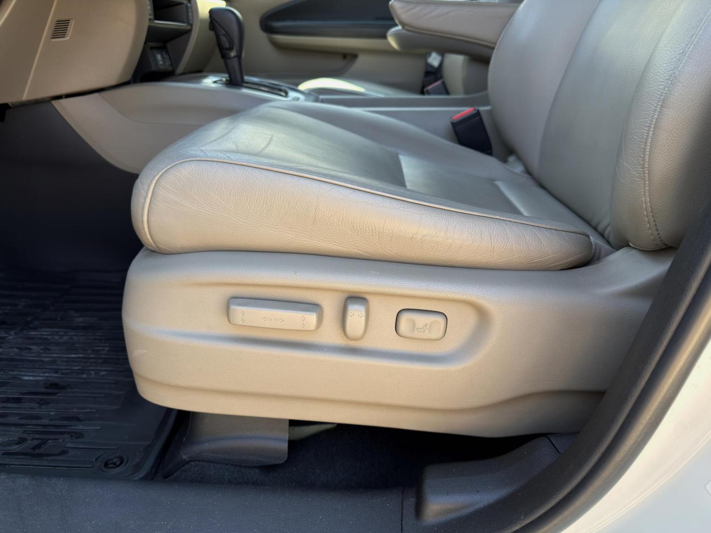 2018 WHITE /Tan Honda Pilot EX-L w/Navigation AWD (5FNYF6H75JB) with an 3.5L V6 engine, Automatic transmission, located at 2990 Old Orchard Rd., Jackson, MO, 63755, 37.354214, -89.612106 - 2018 Honda Pilot EX-L 142xxx miles All Wheel Drive 3.5L V6 Automatic Leather 3rd Row Navigation Power/Heated Seats Backup Camera Sunroof Bluetooth Remote Start Cruise Power Windows/Locks/Mirrors We have financing available and we accept trades! Fill out a credit application on our web - Photo#6