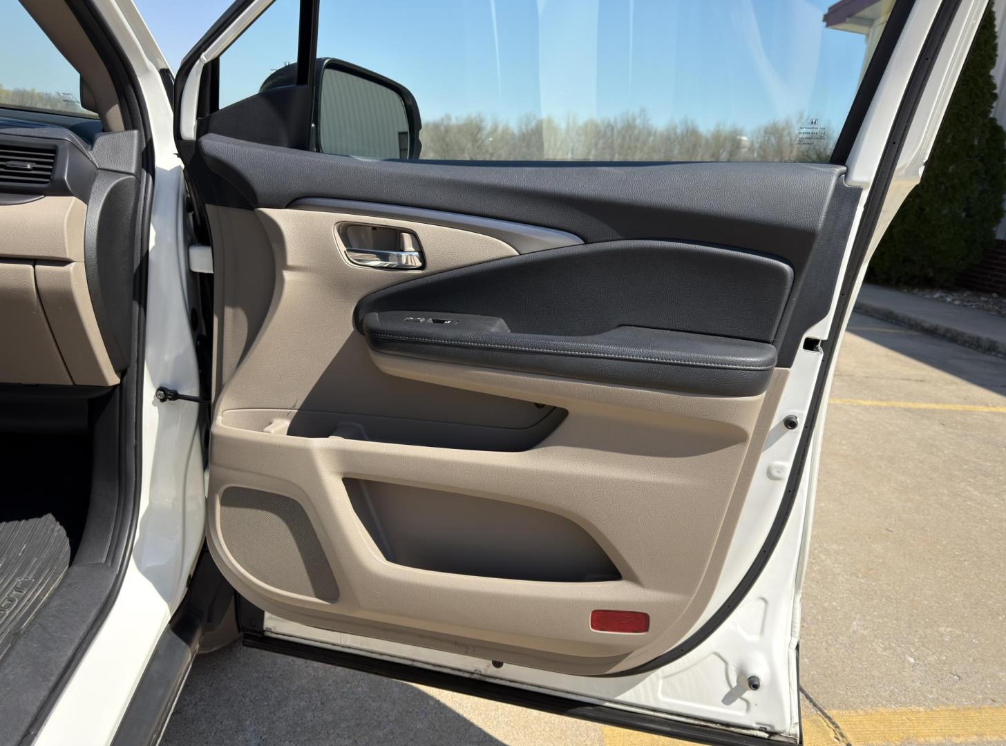 2018 WHITE /Tan Honda Pilot EX-L w/Navigation AWD (5FNYF6H75JB) with an 3.5L V6 engine, Automatic transmission, located at 2990 Old Orchard Rd., Jackson, MO, 63755, 37.354214, -89.612106 - 2018 Honda Pilot EX-L 142xxx miles All Wheel Drive 3.5L V6 Automatic Leather 3rd Row Navigation Power/Heated Seats Backup Camera Sunroof Bluetooth Remote Start Cruise Power Windows/Locks/Mirrors We have financing available and we accept trades! Fill out a credit application on our web - Photo#18