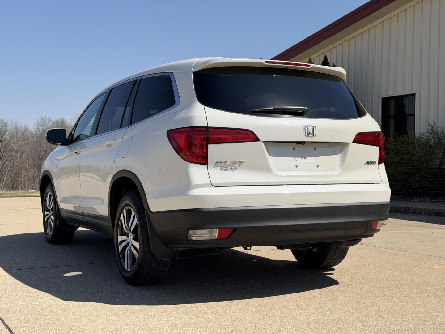 2018 WHITE /Tan Honda Pilot EX-L w/Navigation AWD (5FNYF6H75JB) with an 3.5L V6 engine, Automatic transmission, located at 2990 Old Orchard Rd., Jackson, MO, 63755, 37.354214, -89.612106 - 2018 Honda Pilot EX-L 142xxx miles All Wheel Drive 3.5L V6 Automatic Leather 3rd Row Navigation Power/Heated Seats Backup Camera Sunroof Bluetooth Remote Start Cruise Power Windows/Locks/Mirrors We have financing available and we accept trades! Fill out a credit application on our web - Photo#13