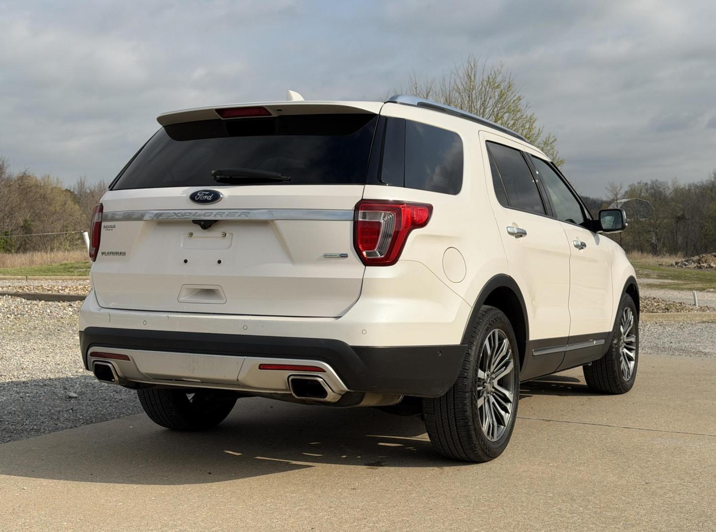 2017 WHITE /Tan Ford Explorer Platinum 4WD (1FM5K8HT1HG) with an 3.5L V6 engine, Automatic transmission, located at 2990 Old Orchard Rd., Jackson, MO, 63755, 37.354214, -89.612106 - 2017 Ford Explorer Platinum 133xxx miles 4 Wheel Drive 3.5L V6 Automatic Leather 3rd Row Navigation Backup Camera Power/Heated/Cooled Seats Heated Rear Seats Sunroof Bluetooth Remote Start Cruise Power Windows/Locks/Mirrors We have financing available and we accept trades! Fill out a - Photo#12