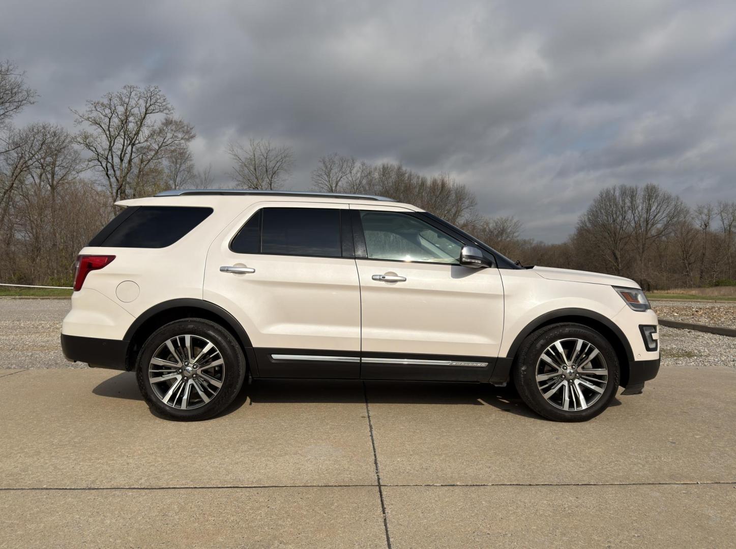 2017 WHITE /Tan Ford Explorer Platinum 4WD (1FM5K8HT1HG) with an 3.5L V6 engine, Automatic transmission, located at 2990 Old Orchard Rd., Jackson, MO, 63755, 37.354214, -89.612106 - 2017 Ford Explorer Platinum 133xxx miles 4 Wheel Drive 3.5L V6 Automatic Leather 3rd Row Navigation Backup Camera Power/Heated/Cooled Seats Heated Rear Seats Sunroof Bluetooth Remote Start Cruise Power Windows/Locks/Mirrors We have financing available and we accept trades! Fill out a - Photo#11