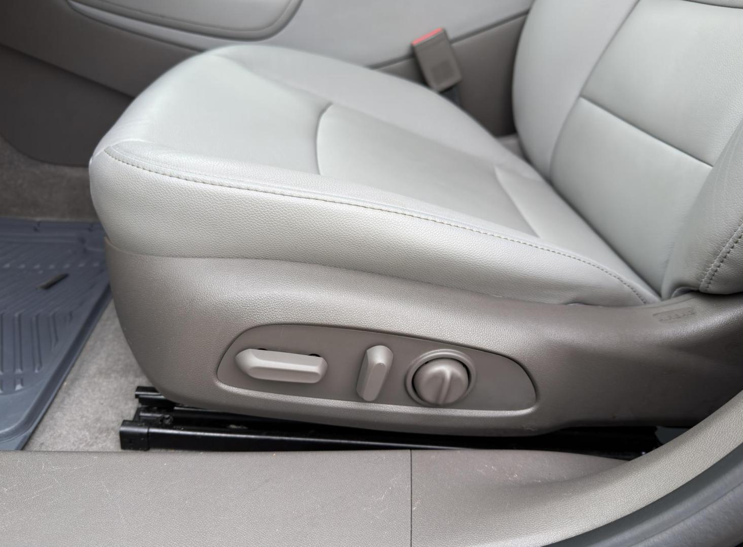 2018 BLACK /Gray Chevrolet Malibu LT (1G1ZD5ST5JF) with an 1.5L 4 Cyl. engine, Automatic transmission, located at 2990 Old Orchard Rd., Jackson, MO, 63755, 37.354214, -89.612106 - 2018 Chevrolet Malibu LT 1-Owner 42xxx miles Front Wheel Drive 1.5L 4 Cyl. Automatic Leather Backup Camera Power/Heated Seats Bluetooth Remote Start Cruise Power Windows/Locks/Mirrors We have financing available and we accept trades! Fill out a credit application on our website or come - Photo#4