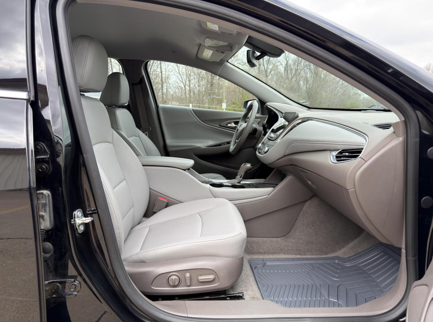 2018 BLACK /Gray Chevrolet Malibu LT (1G1ZD5ST5JF) with an 1.5L 4 Cyl. engine, Automatic transmission, located at 2990 Old Orchard Rd., Jackson, MO, 63755, 37.354214, -89.612106 - 2018 Chevrolet Malibu LT 1-Owner 42xxx miles Front Wheel Drive 1.5L 4 Cyl. Automatic Leather Backup Camera Power/Heated Seats Bluetooth Remote Start Cruise Power Windows/Locks/Mirrors We have financing available and we accept trades! Fill out a credit application on our website or come - Photo#17