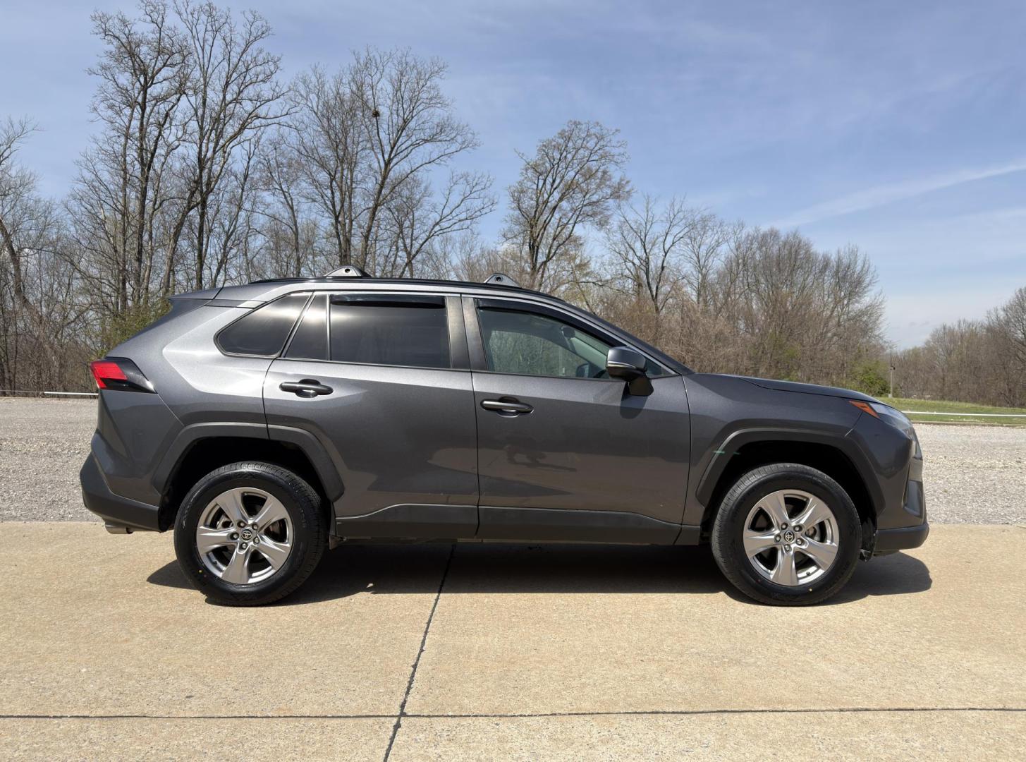 2022 GRAY /Black Toyota RAV4 XLE AWD (2T3P1RFV6NC) with an 2.5L 4 Cyl. engine, Automatic transmission, located at 2990 Old Orchard Rd., Jackson, MO, 63755, 37.354214, -89.612106 - 2022 Toyota RAV4 XLE 1-Owner 135xxx miles All Wheel Drive 2.5L 4 Cyl. Automatic Backup Camera Power Driver Seat Bluetooth Cruise Power Windows/Locks/Mirrors We have financing available and we accept trades! Fill out a credit application on our website or come by today! If you have any qu - Photo#6