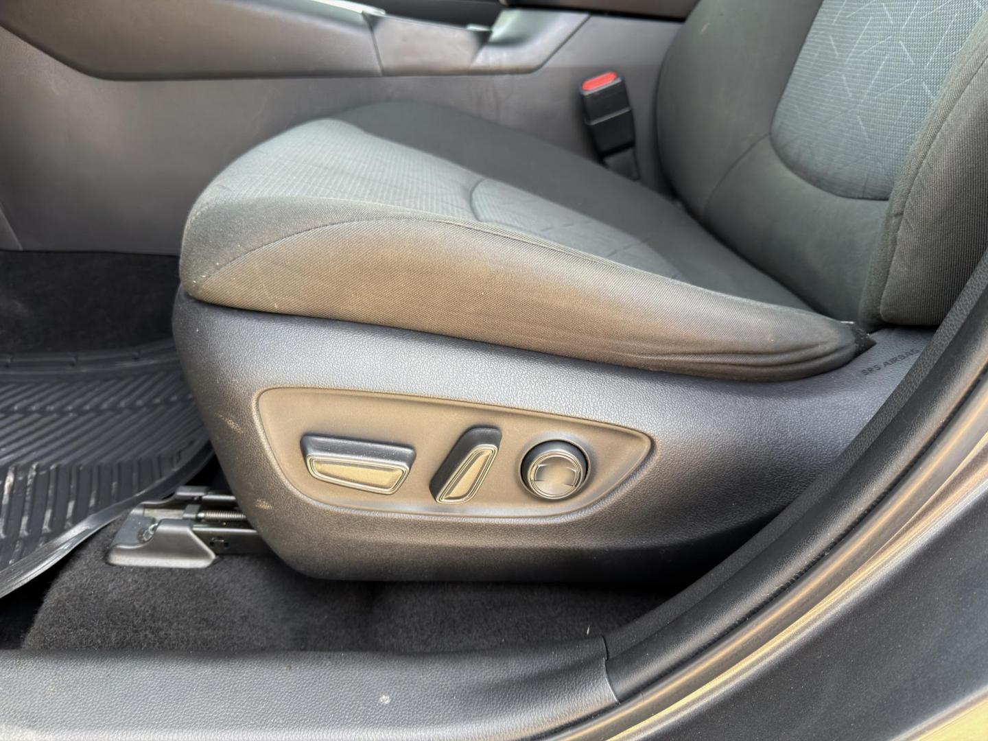 2022 GRAY /Black Toyota RAV4 XLE AWD (2T3P1RFV6NC) with an 2.5L 4 Cyl. engine, Automatic transmission, located at 2990 Old Orchard Rd., Jackson, MO, 63755, 37.354214, -89.612106 - 2022 Toyota RAV4 XLE 1-Owner 135xxx miles All Wheel Drive 2.5L 4 Cyl. Automatic Backup Camera Power Driver Seat Bluetooth Cruise Power Windows/Locks/Mirrors We have financing available and we accept trades! Fill out a credit application on our website or come by today! If you have any qu - Photo#3